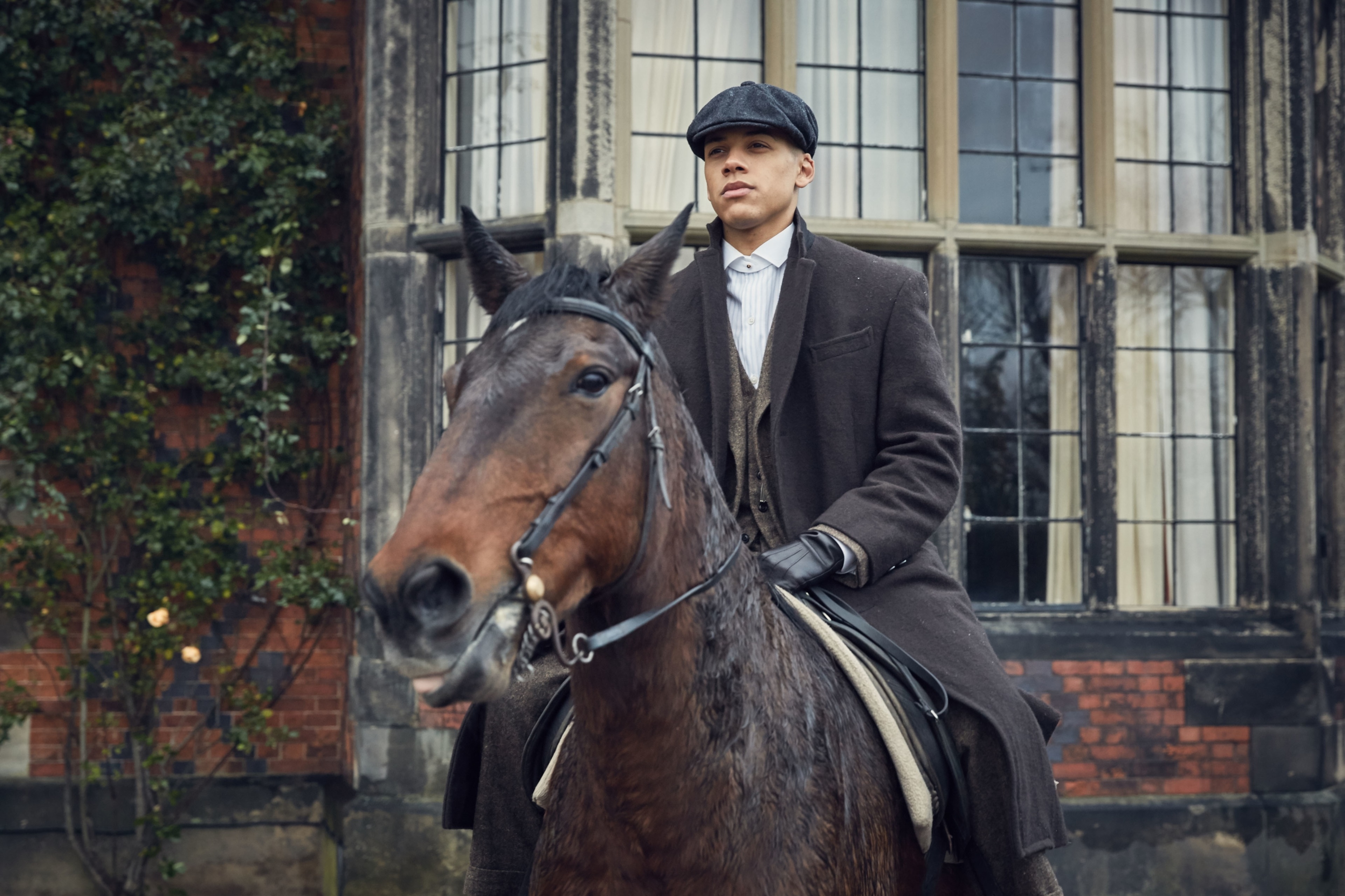 Michael Gray from Peaky Blinders on horseback HD Wallpaper