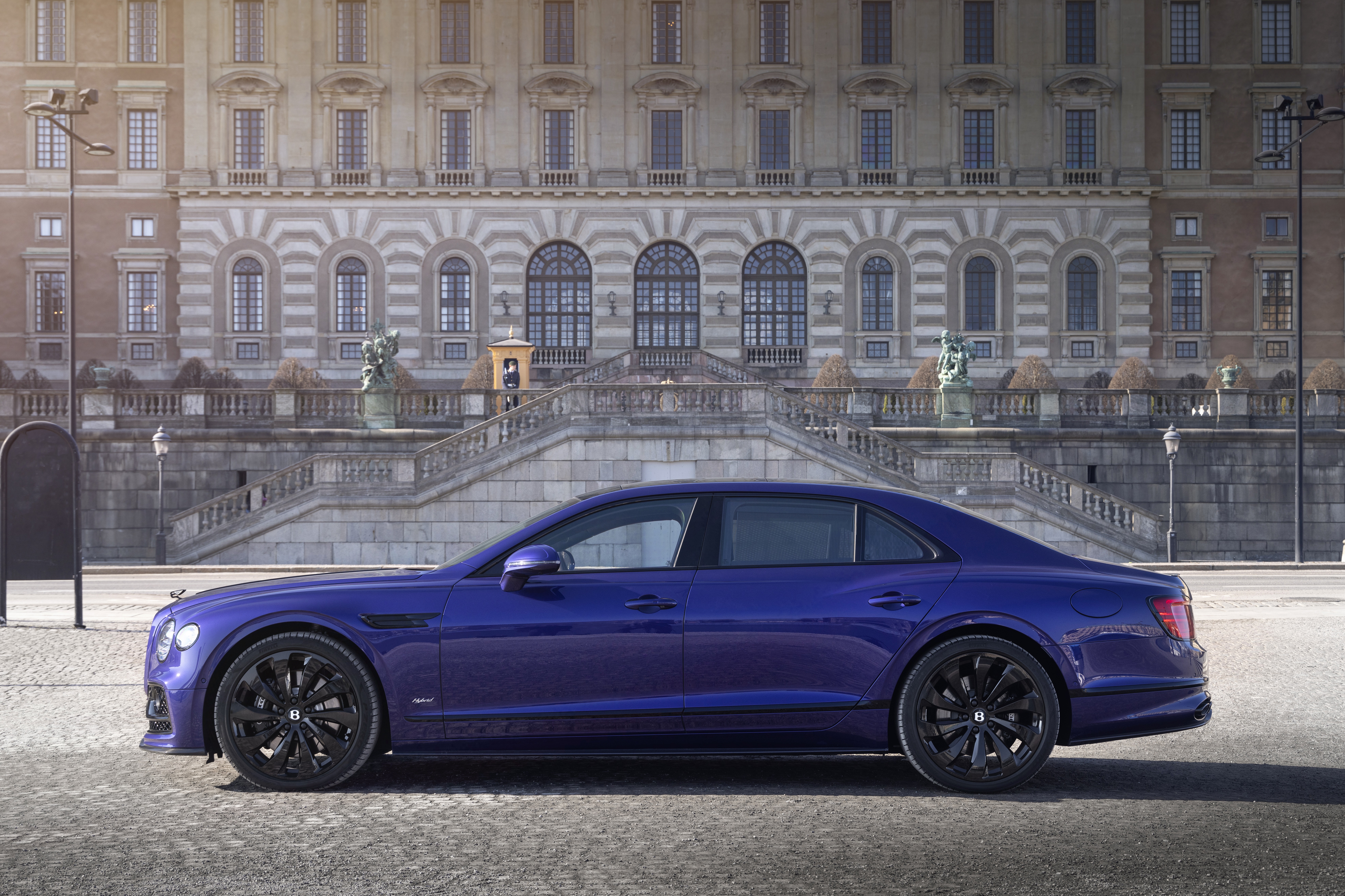 Bentley Flying Spur in front of a grand building HD Wallpaper