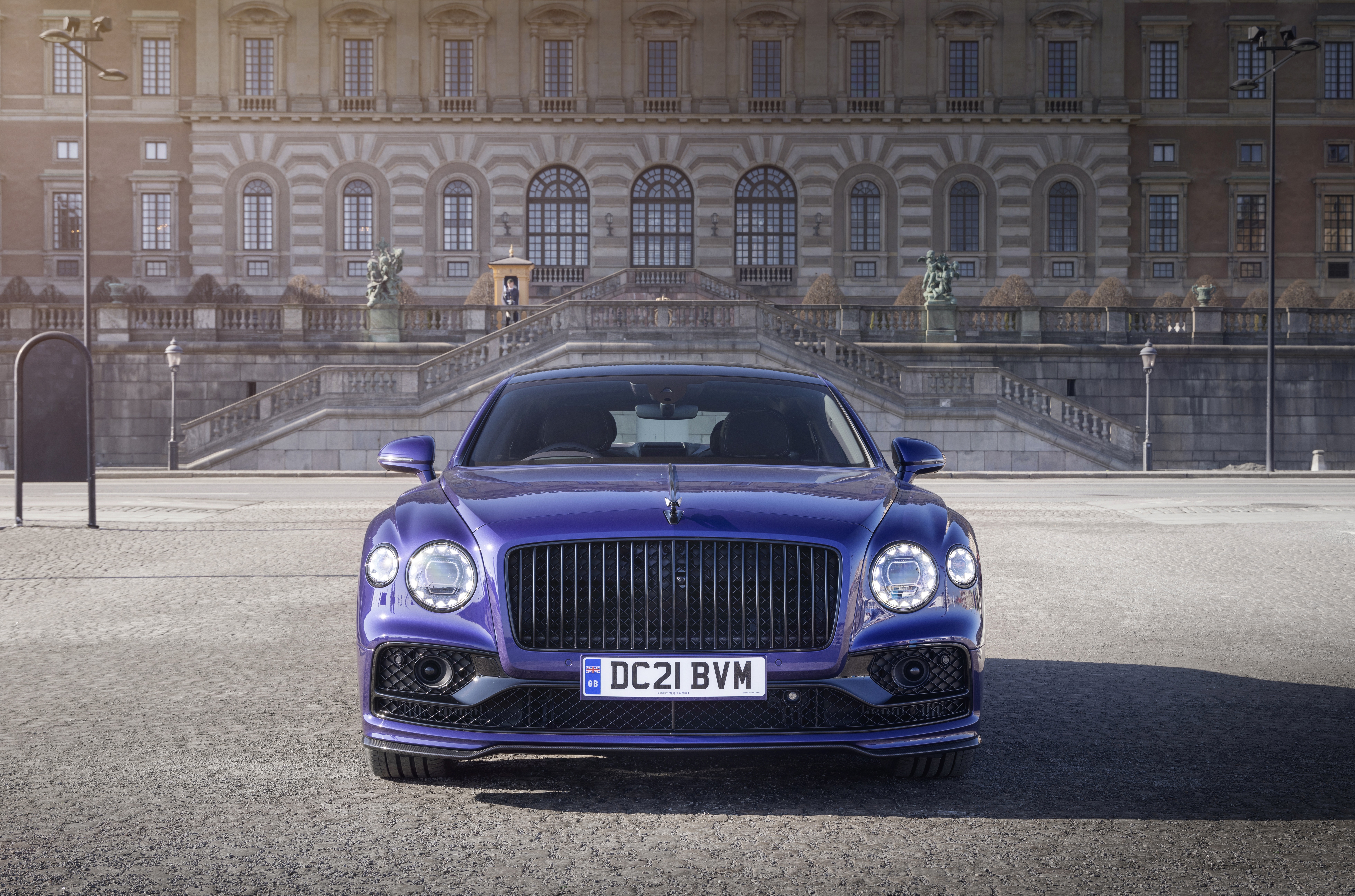 Bentley Flying Spur in front of a palace HD Wallpaper