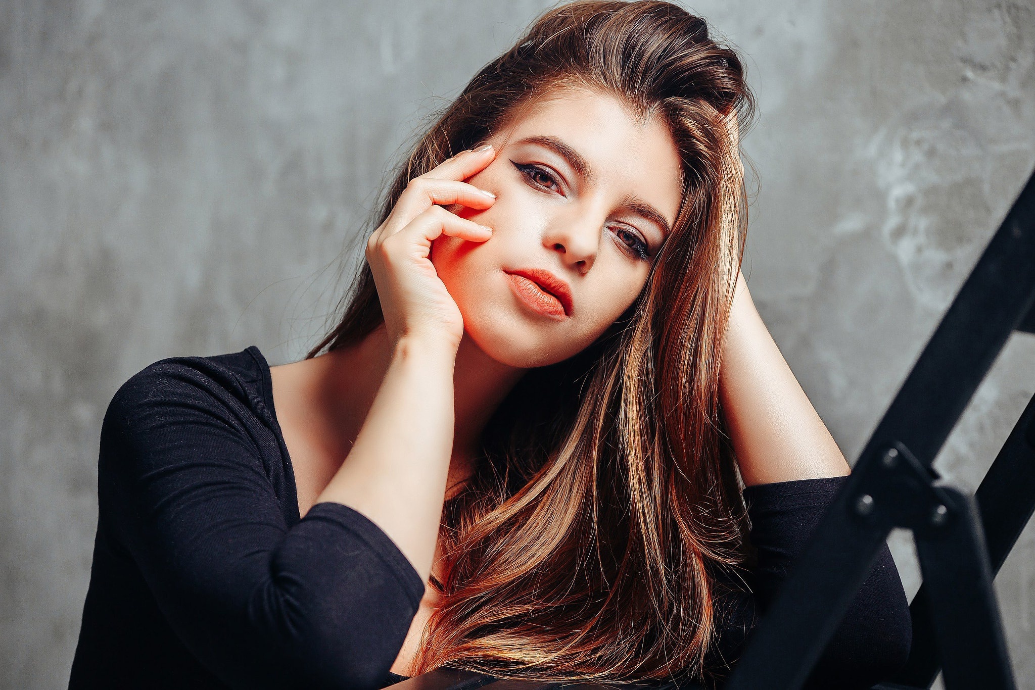 Model posing against a textured background HD Wallpaper