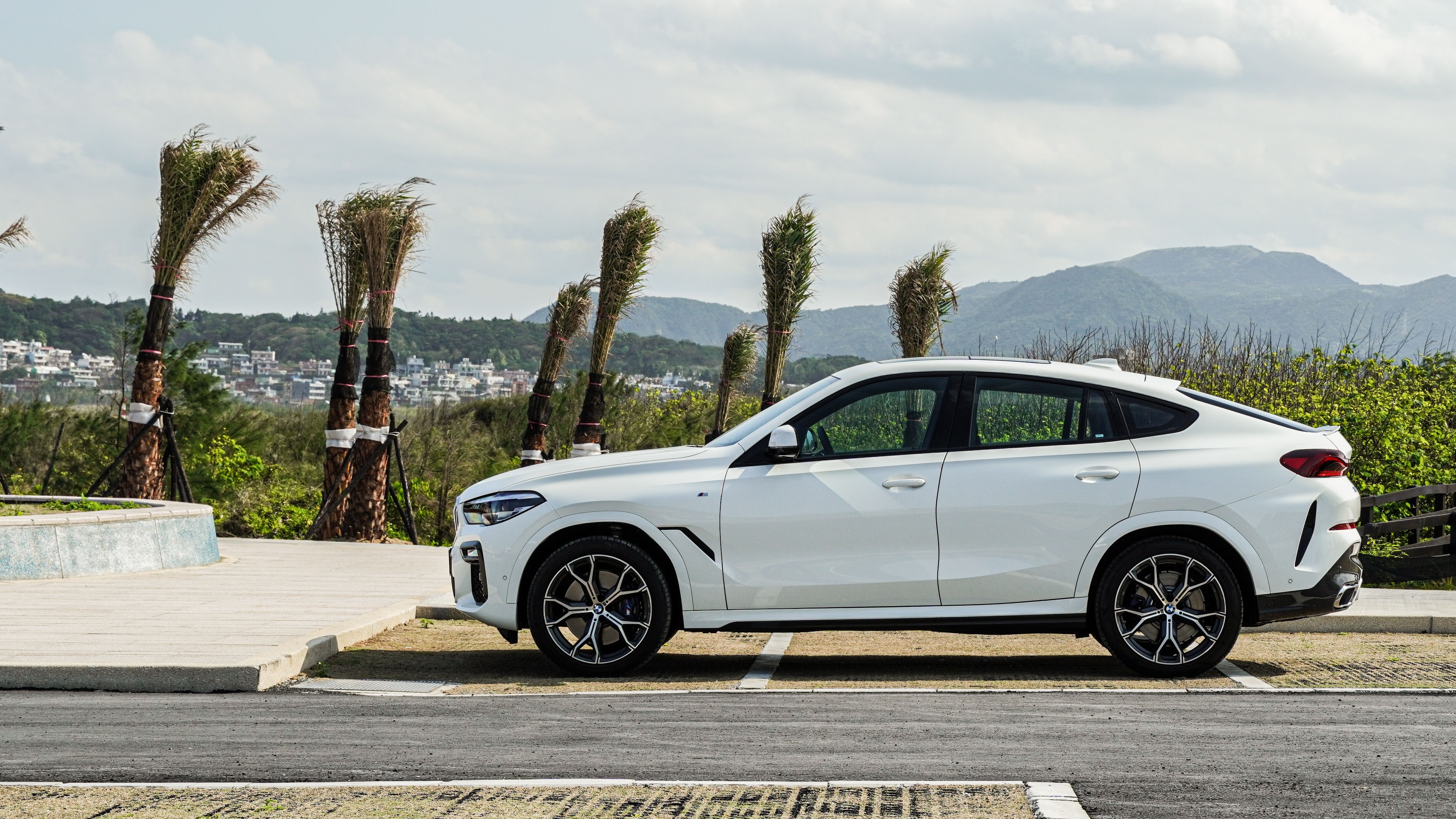 White BMW X6 parked outdoors HD Wallpaper