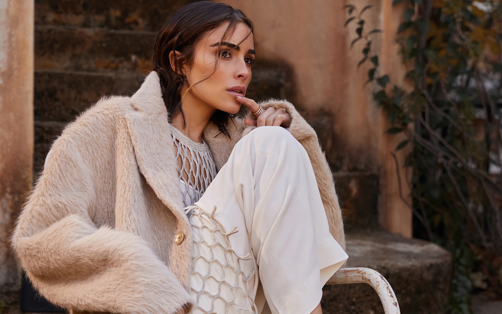 Olivia Culpo wearing a fluffy coat HD Wallpaper