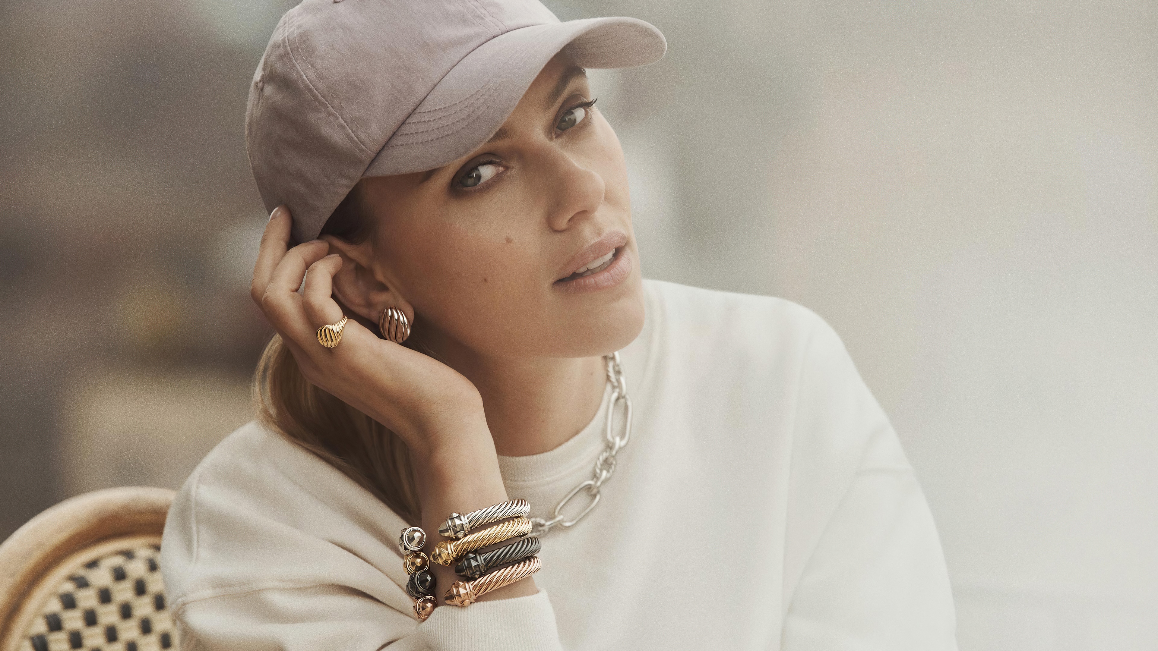Scarlett Johansson wearing a baseball cap and jewelry HD Wallpaper