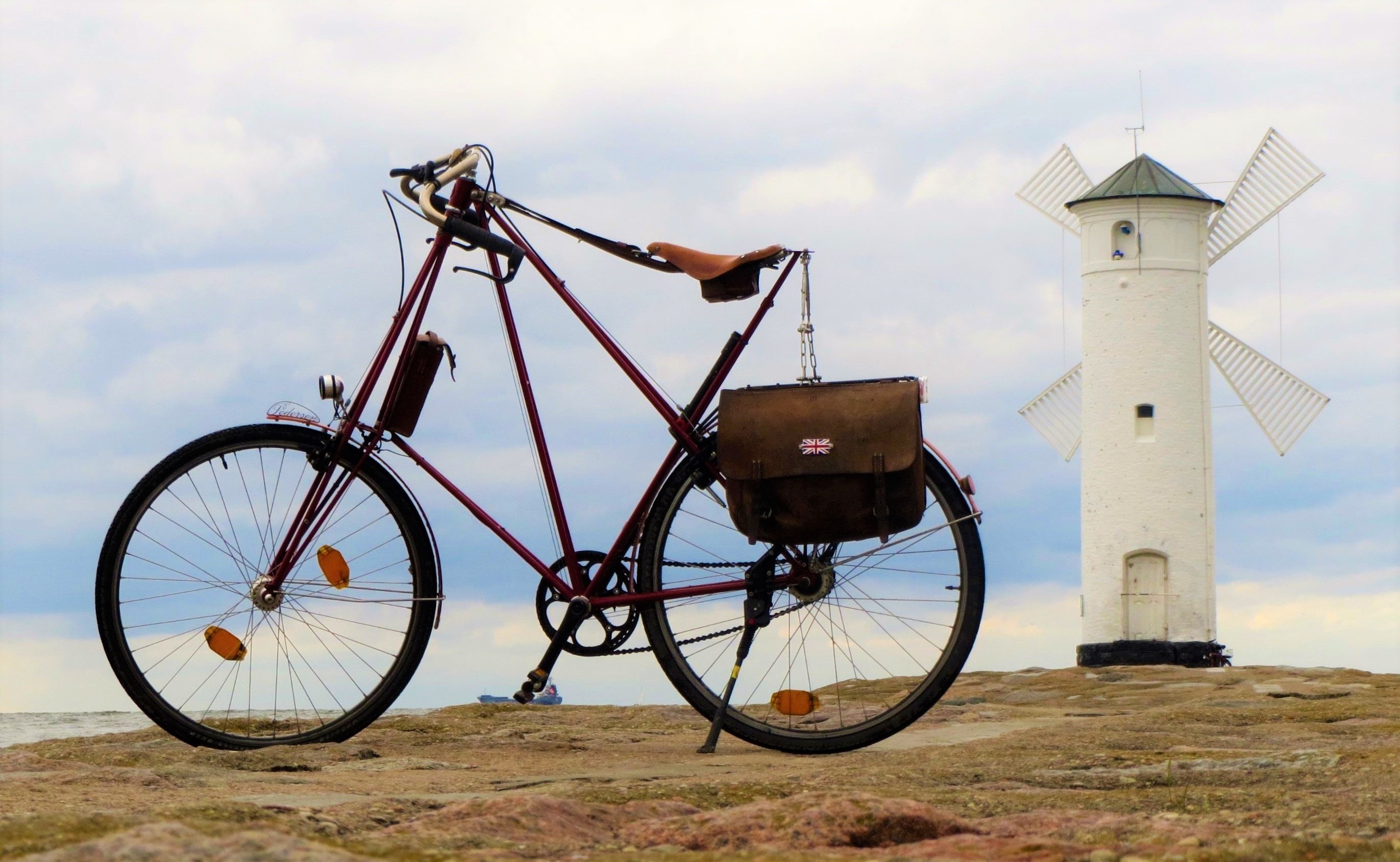 Bicycle at Stawa Młyny lighthouse in Świnoujście, Poland HD Wallpaper