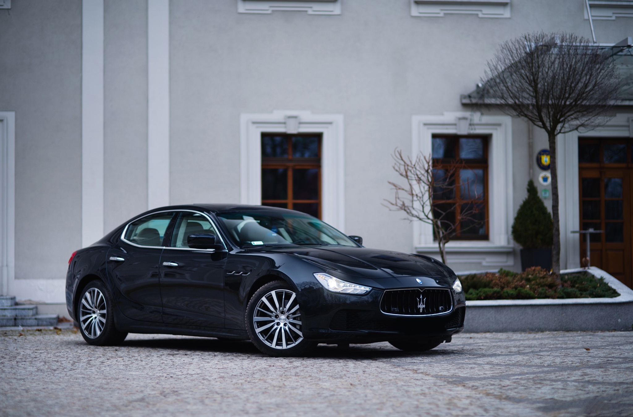 Black Maserati Ghibli parked in front of a building HD Wallpaper