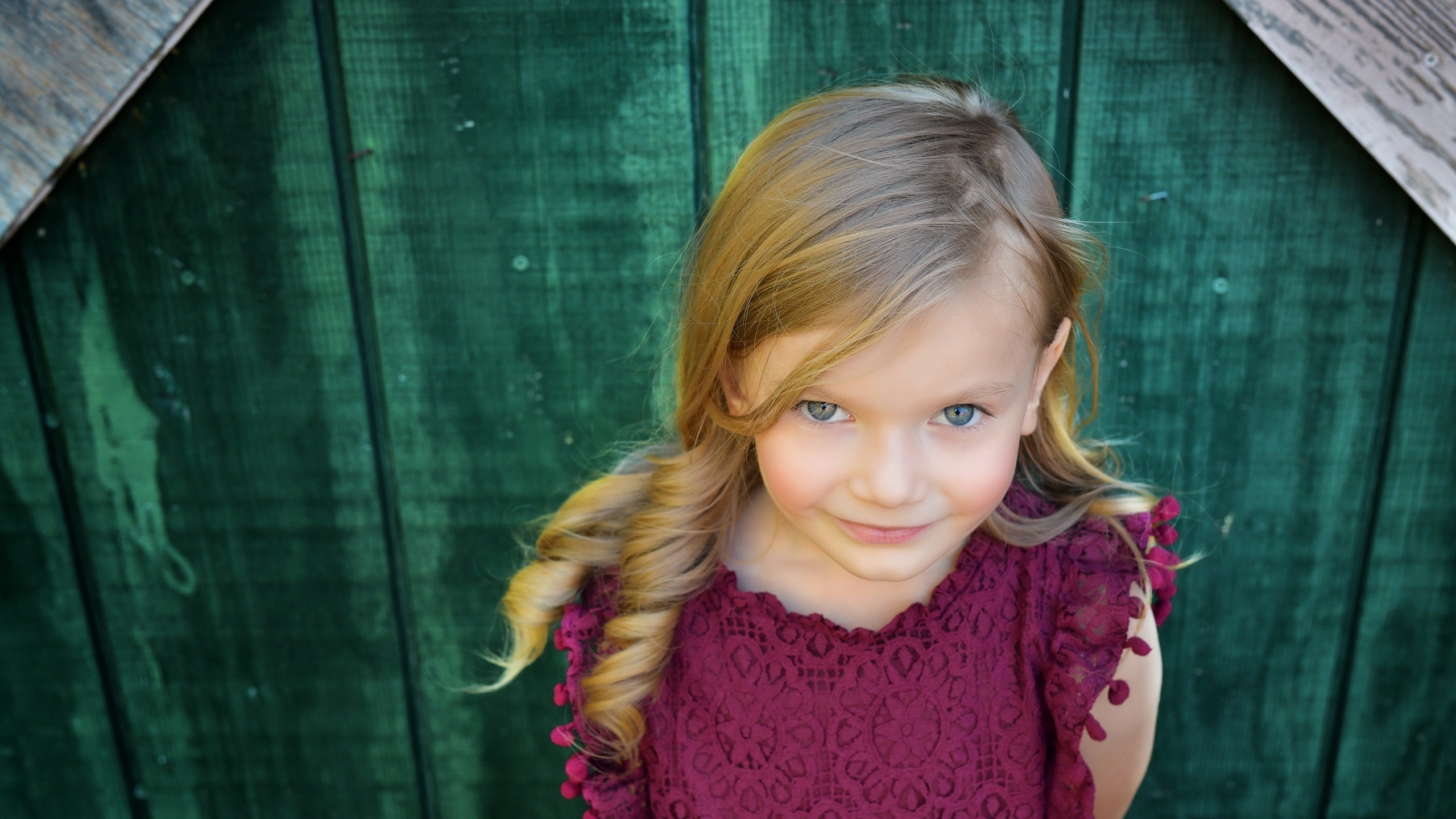 Young girl with blonde curly hair and blue eyes HD Wallpaper