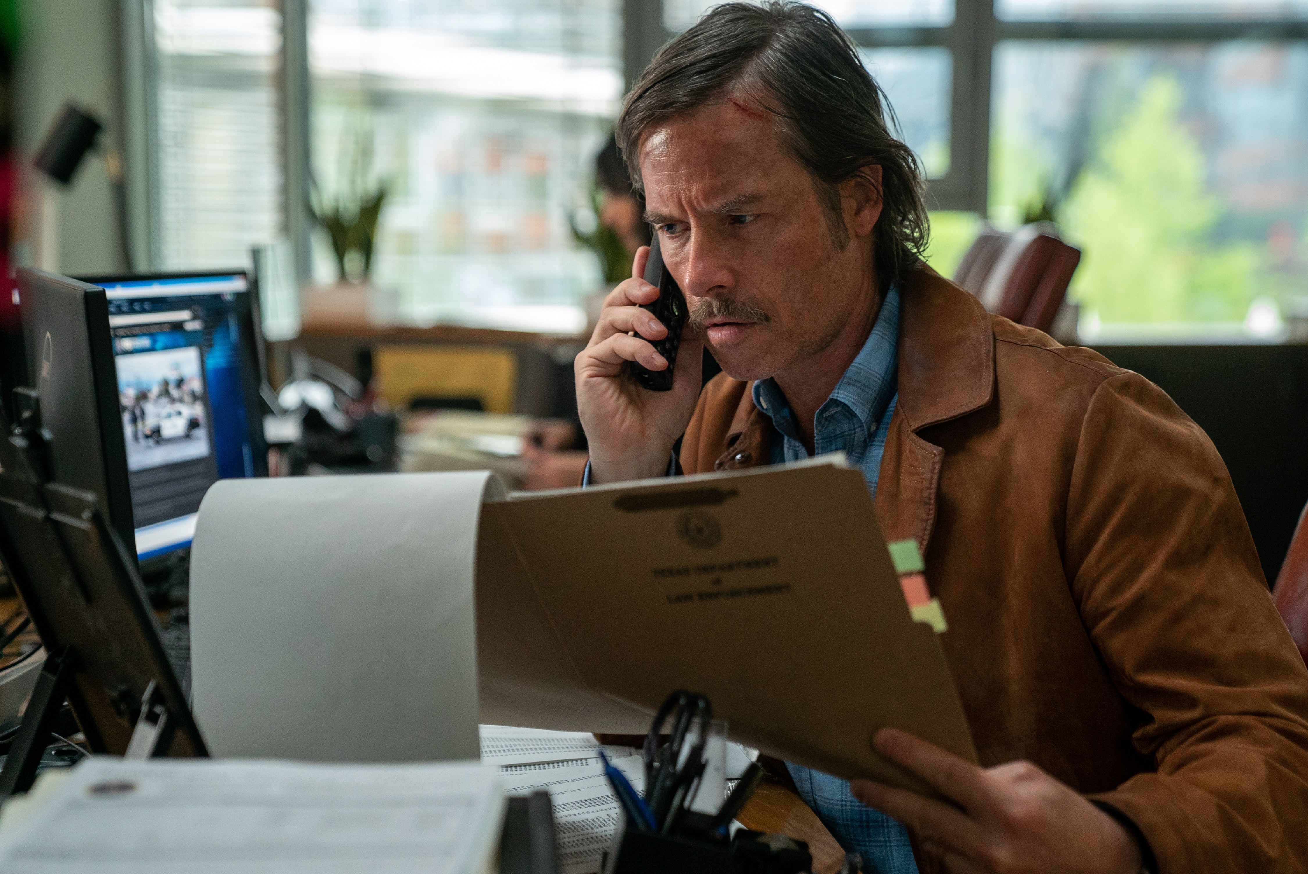 Guy Pearce in an office setting HD Wallpaper