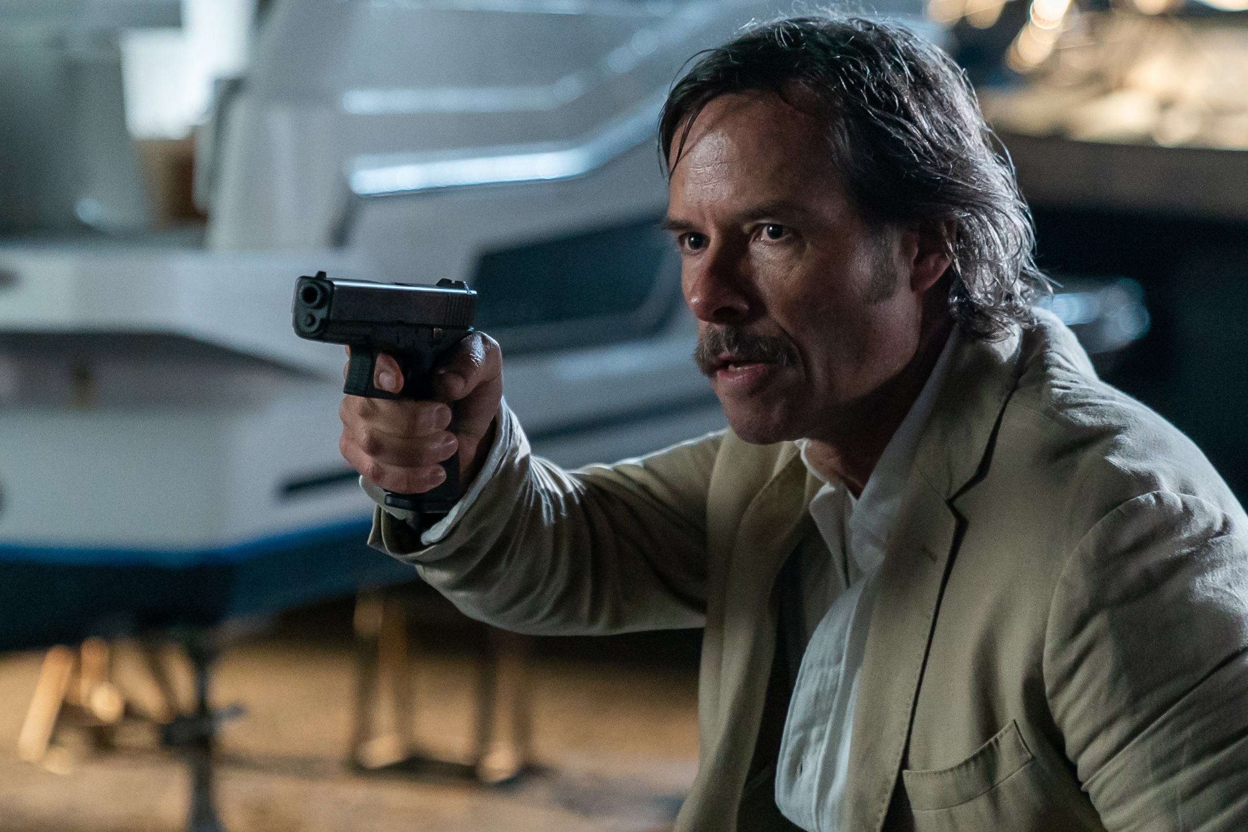 Guy Pearce holding a handgun HD Wallpaper