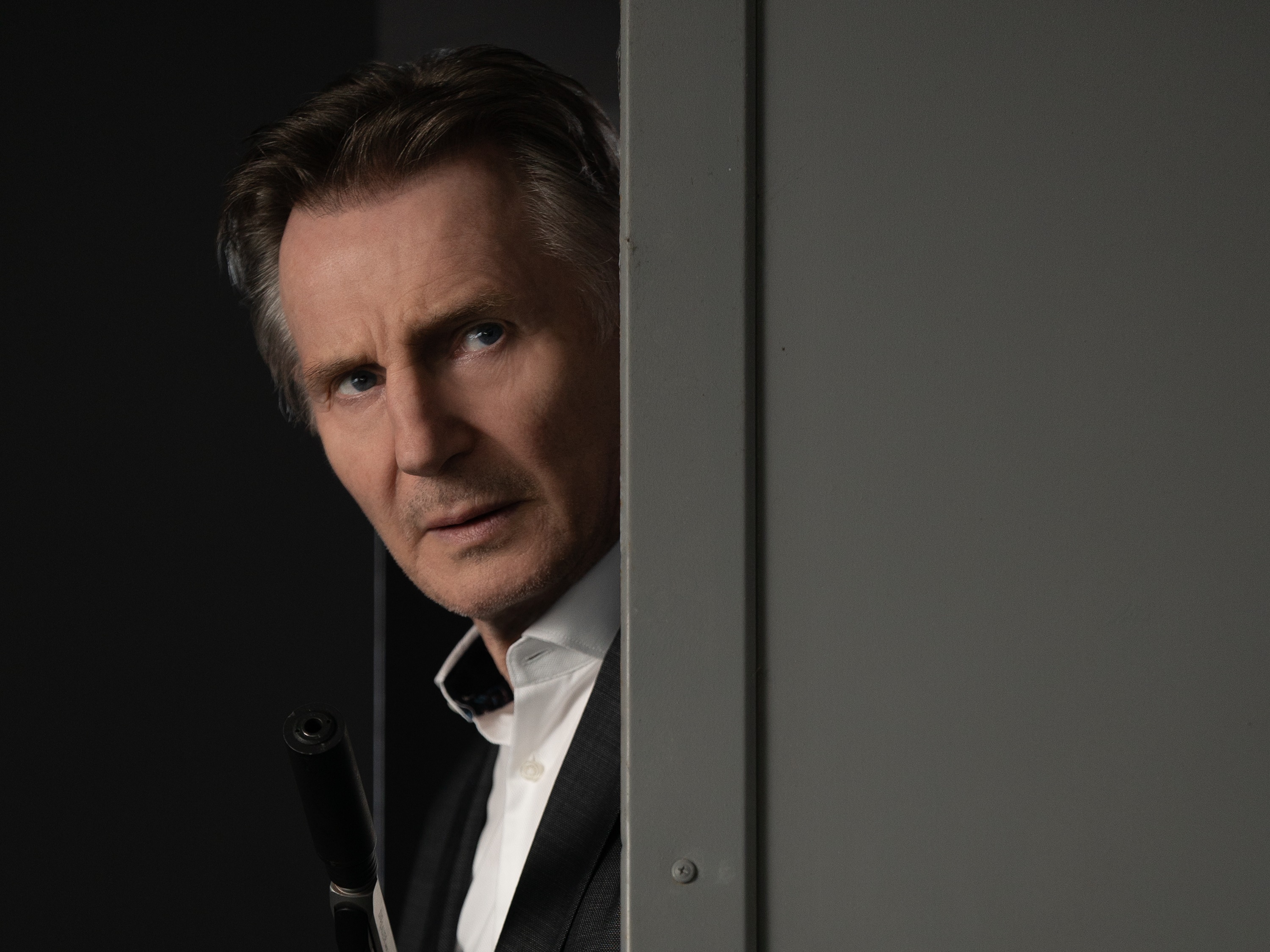 Liam Neeson holding a gun HD Wallpaper