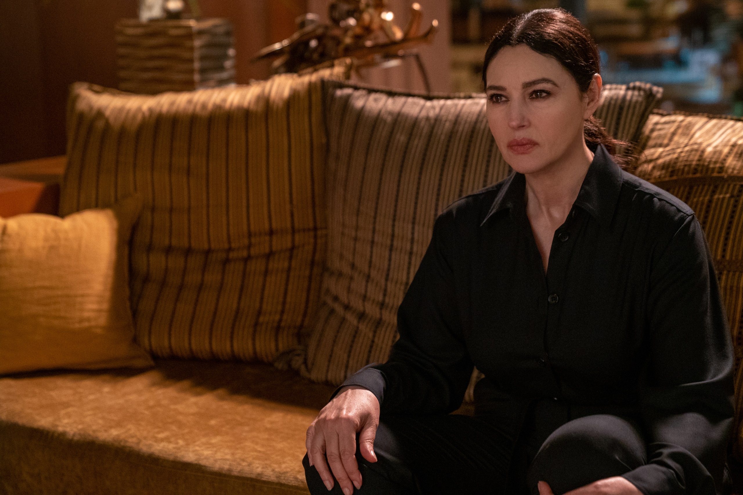 Monica Bellucci sitting on a couch HD Wallpaper