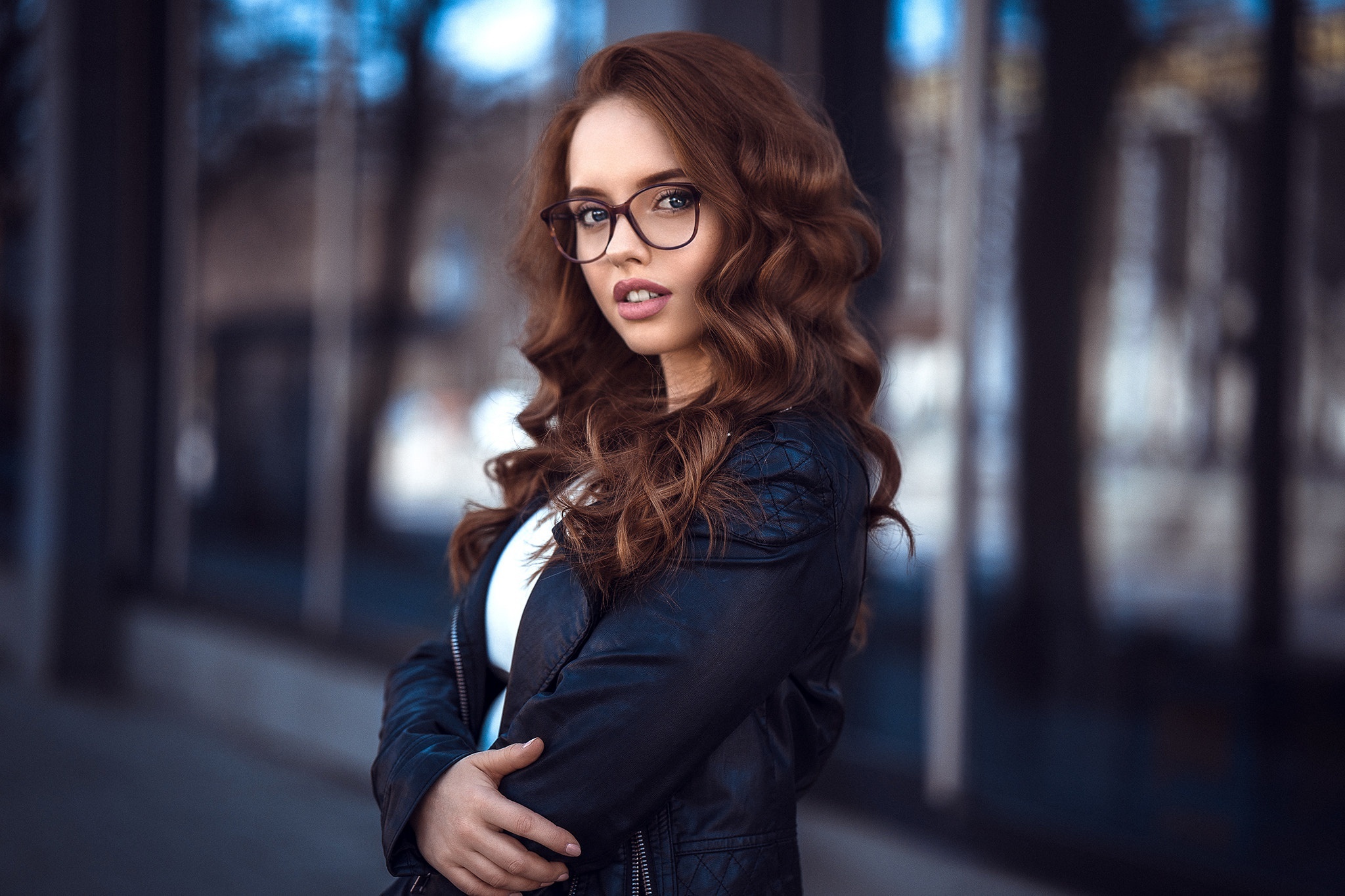 Redhead woman with glasses wearing a leather jacket HD Wallpaper