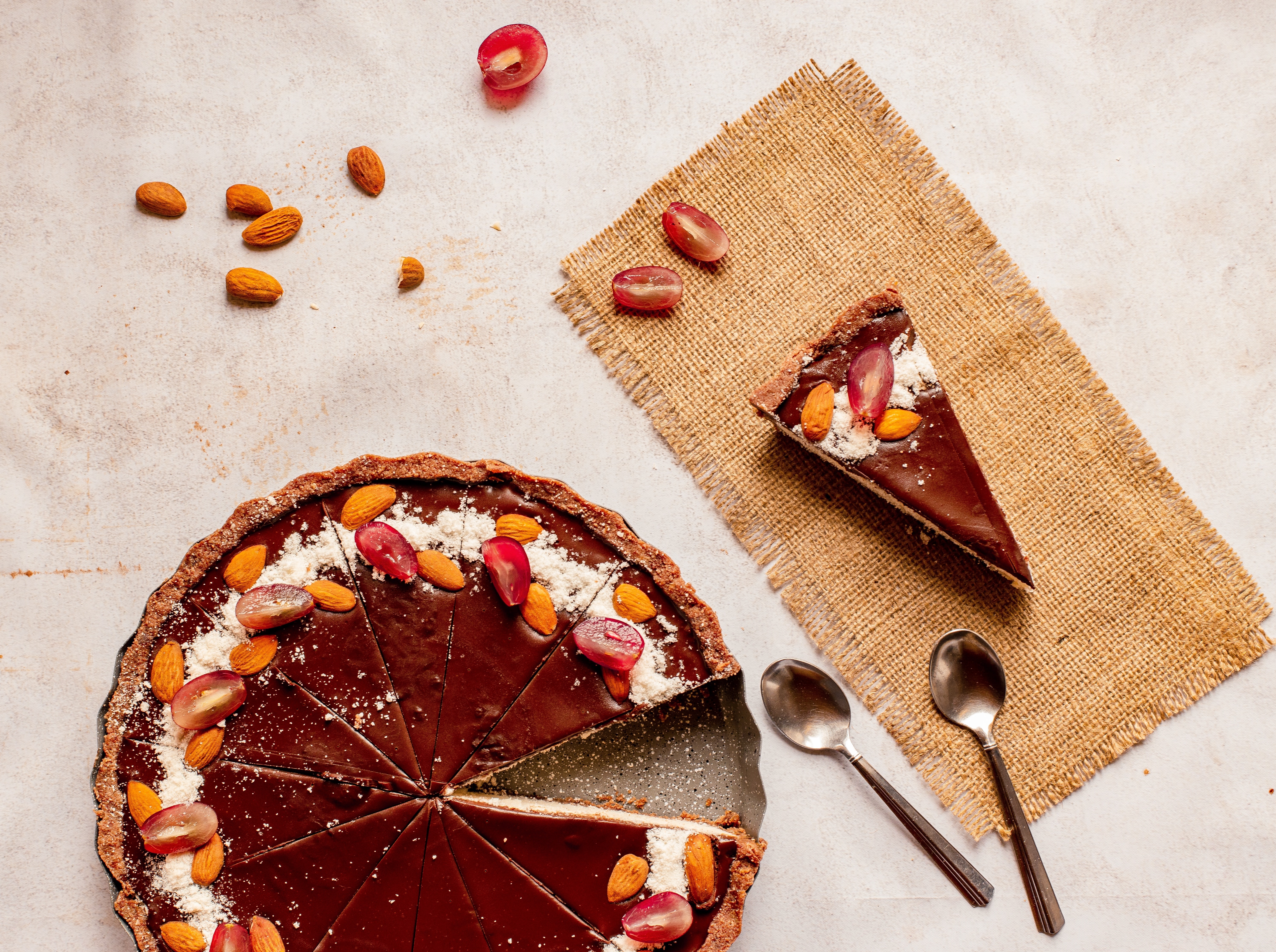 Chocolate tart with grapes and almonds 4K HD Wallpaper