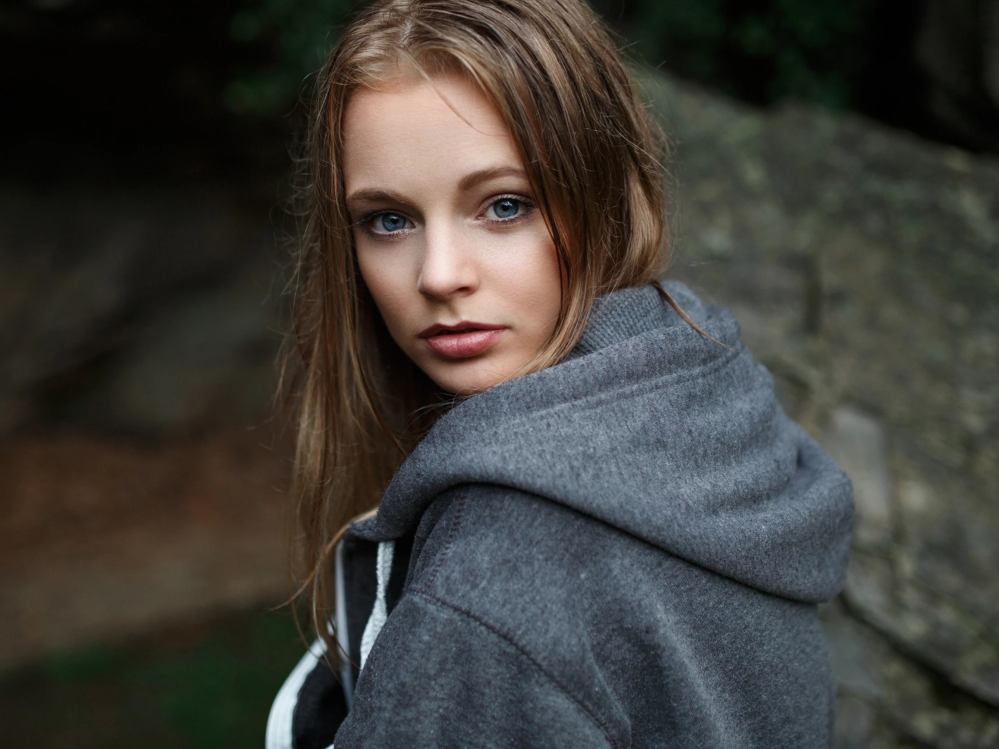 Woman with blue eyes in gray hoodie HD Wallpaper