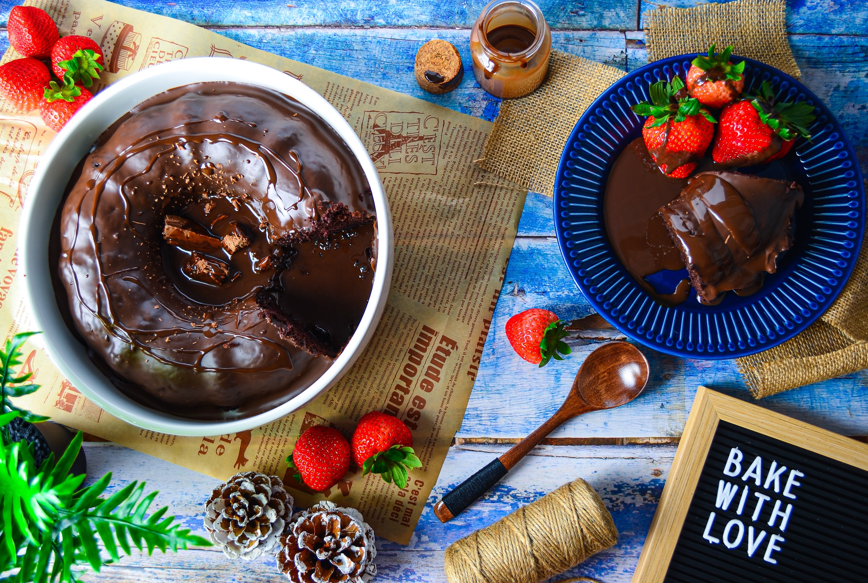 Chocolate cake with strawberries and a letter board HD Wallpaper