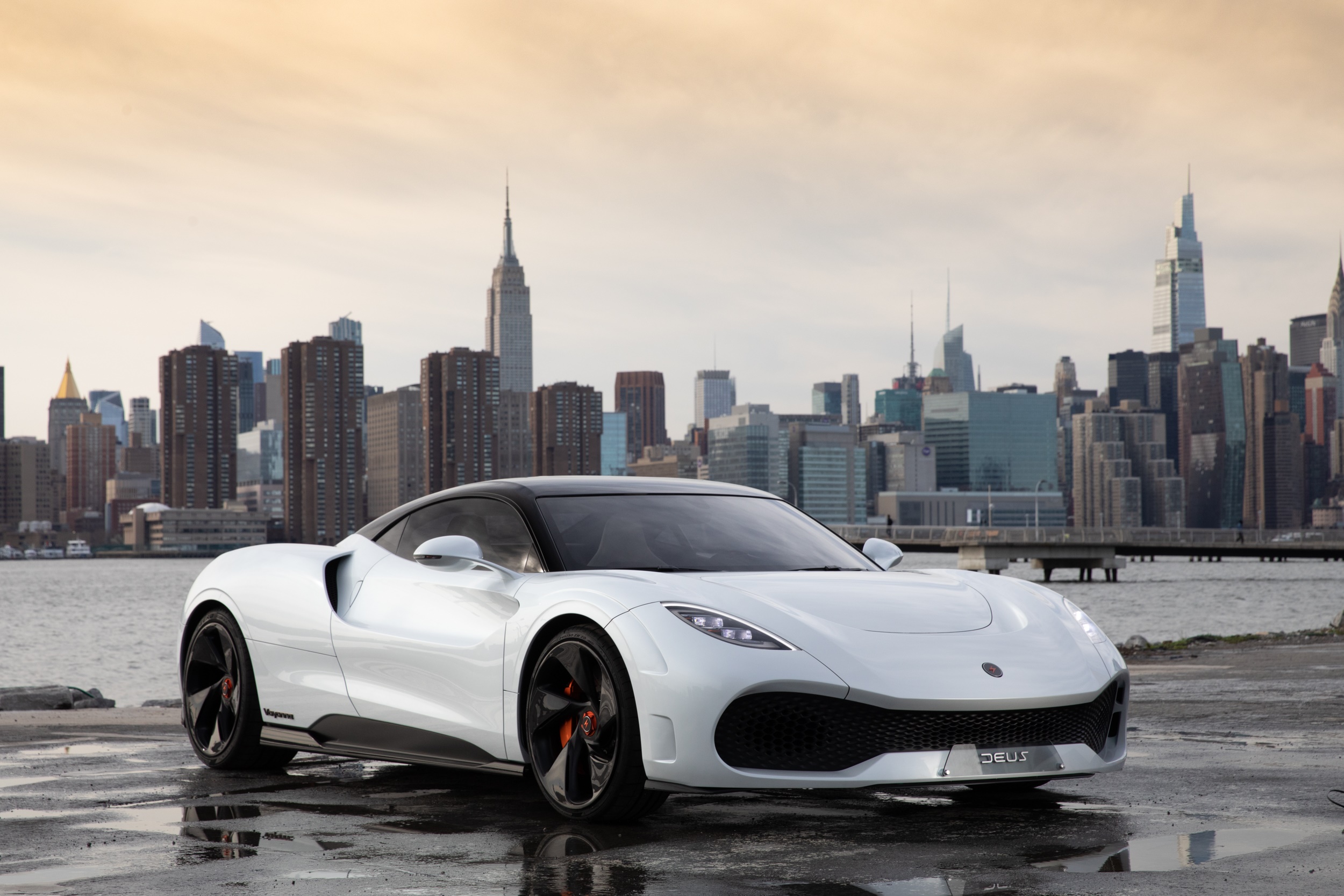 Deus Vayenne Concept car in front of New York City skyline HD Wallpaper