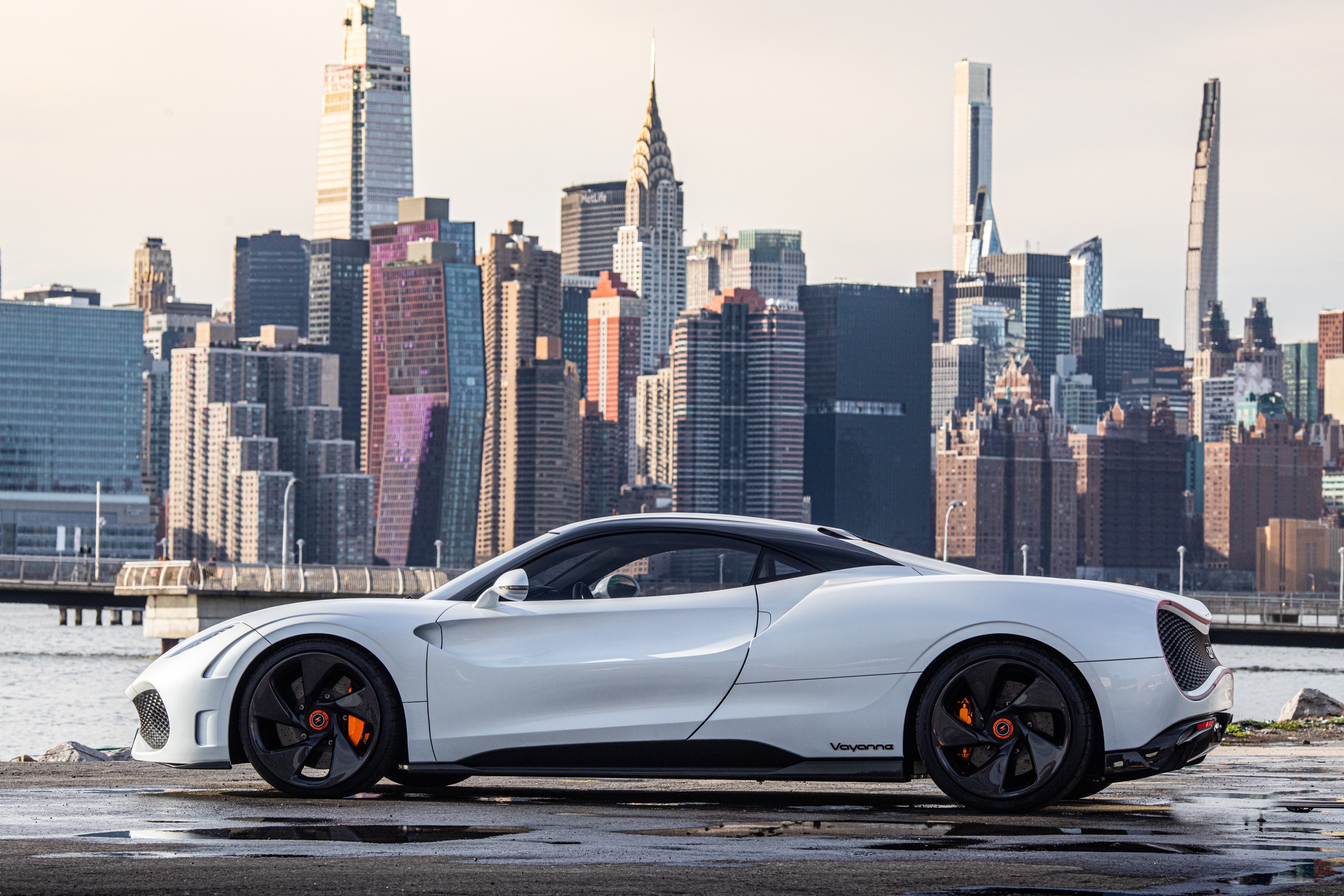 Deus Vayenne Concept car in front of New York City skyline HD Wallpaper