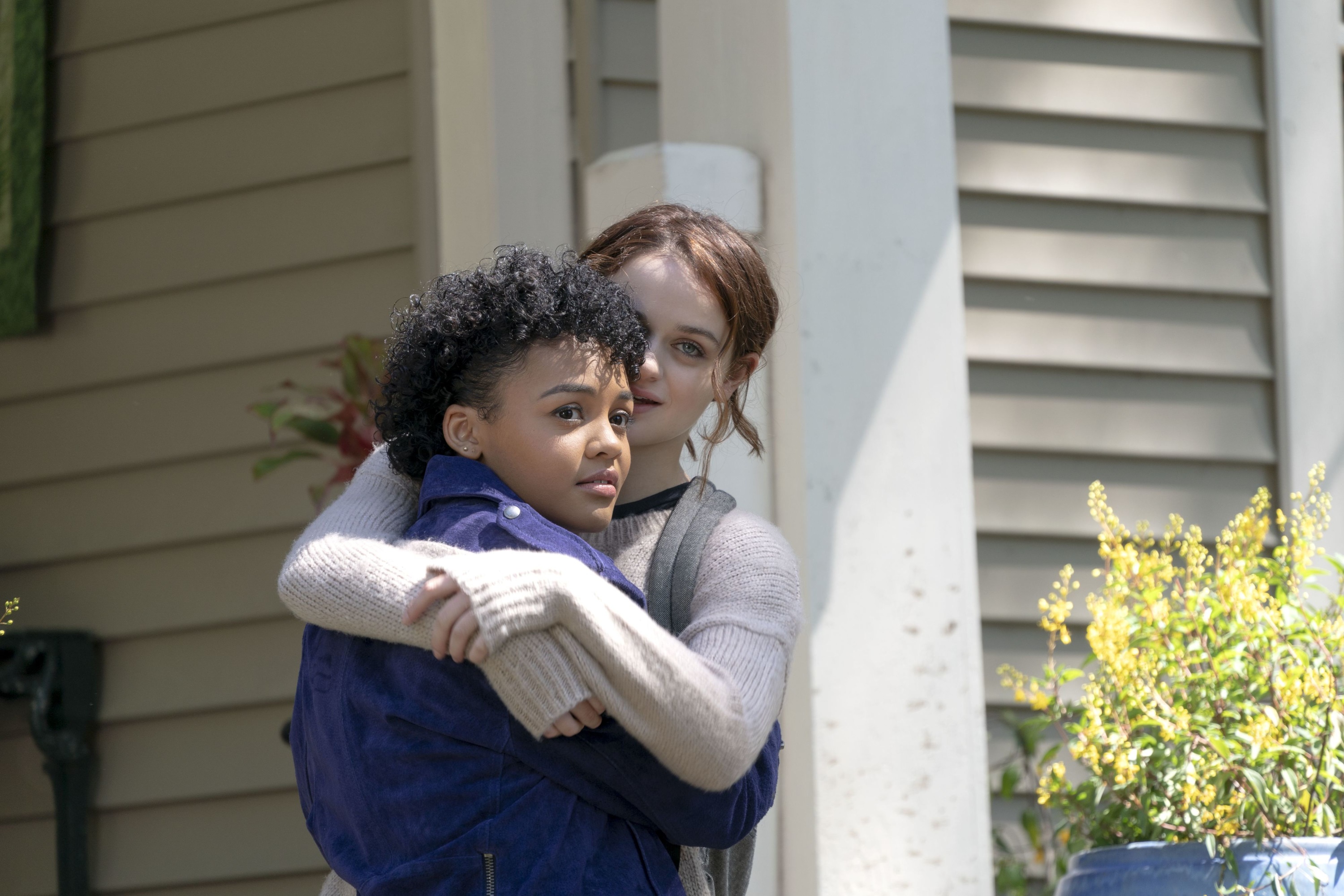 Joey King and child in The In Between HD Wallpaper