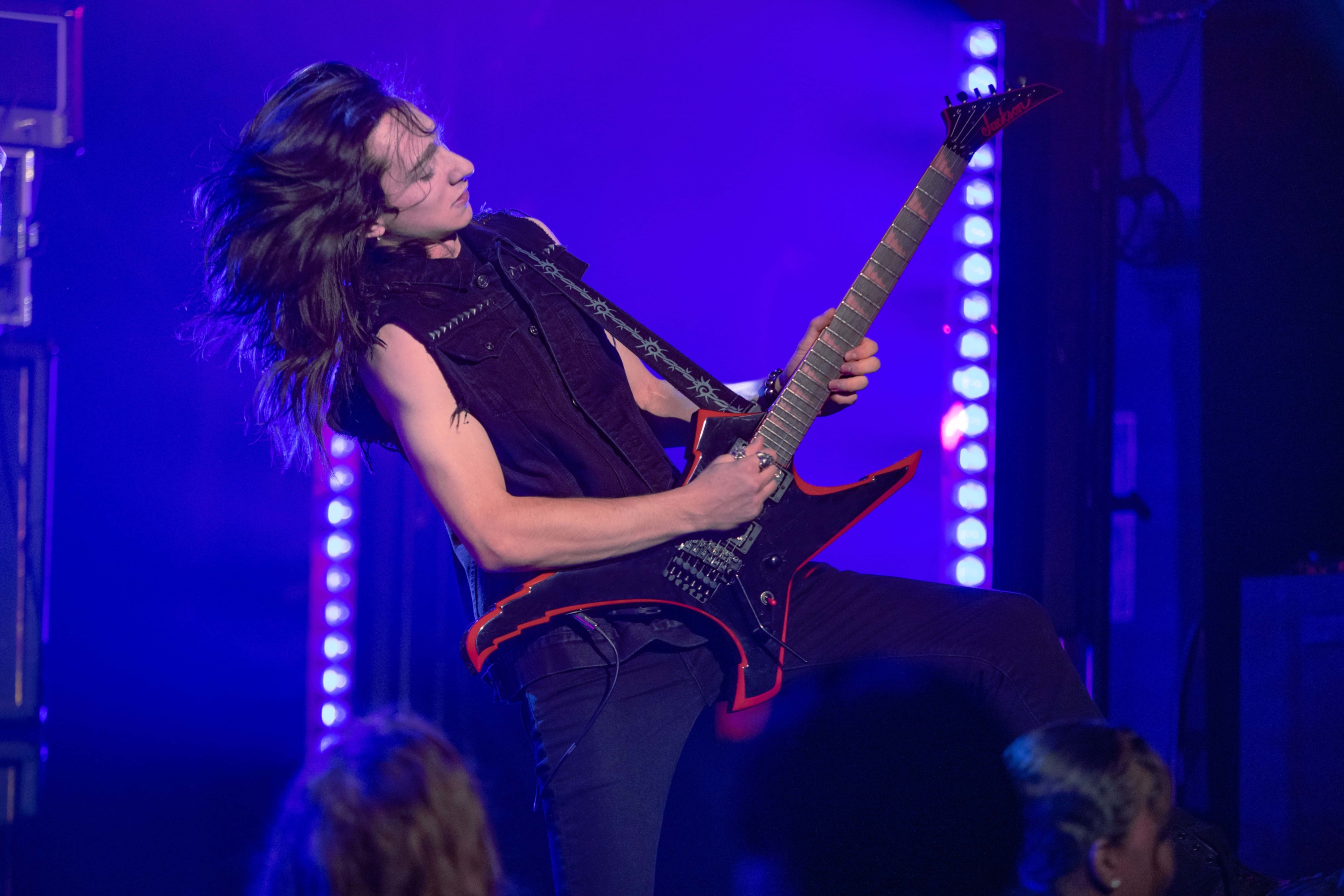 Adrian Greensmith playing guitar on stage HD Wallpaper