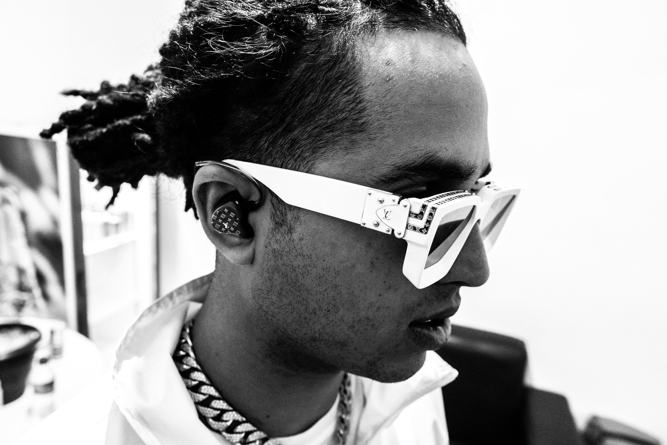 Matuê wearing Louis Vuitton sunglasses and chain HD Wallpaper
