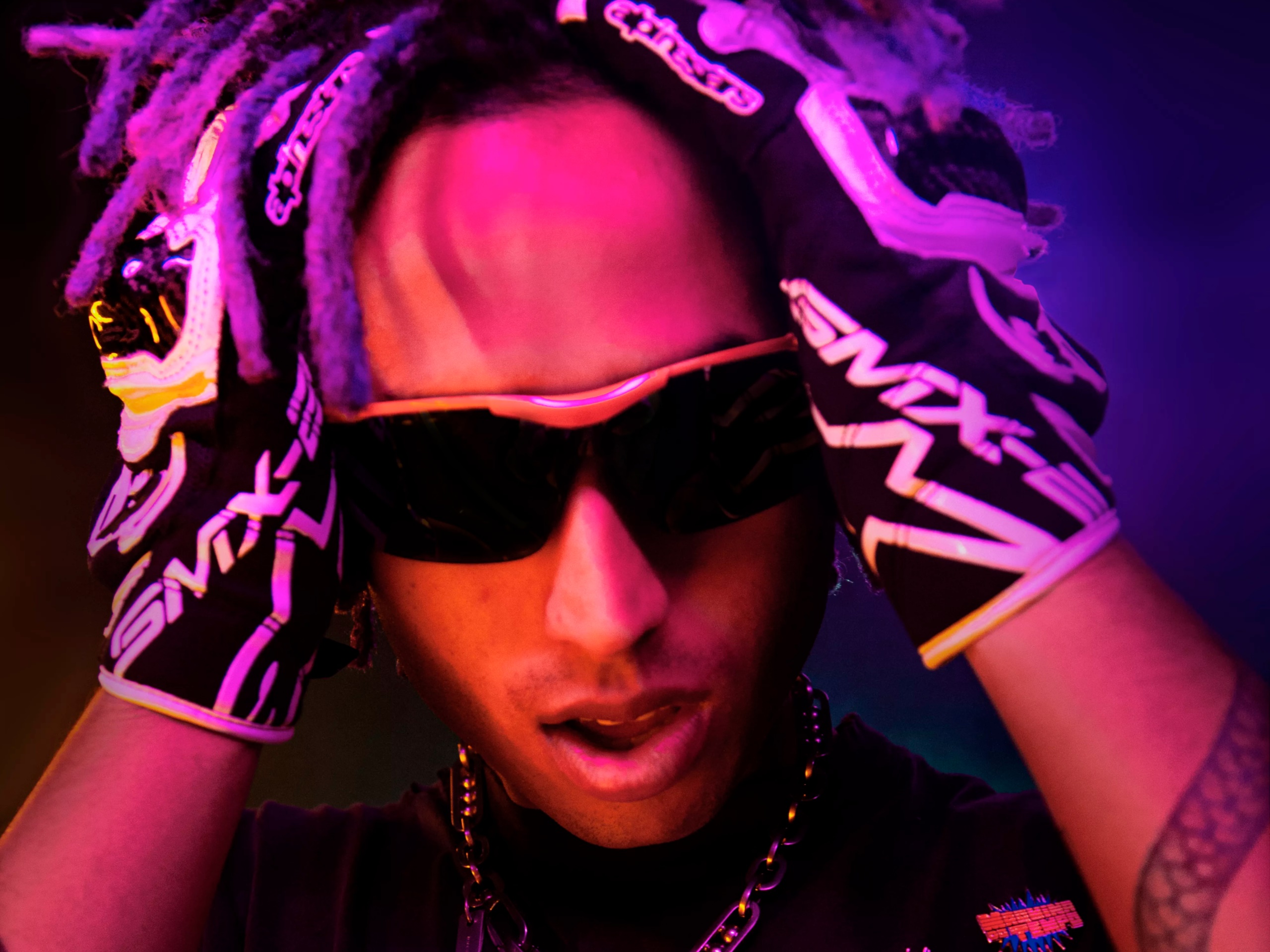 Matuê wearing sunglasses and gloves HD Wallpaper