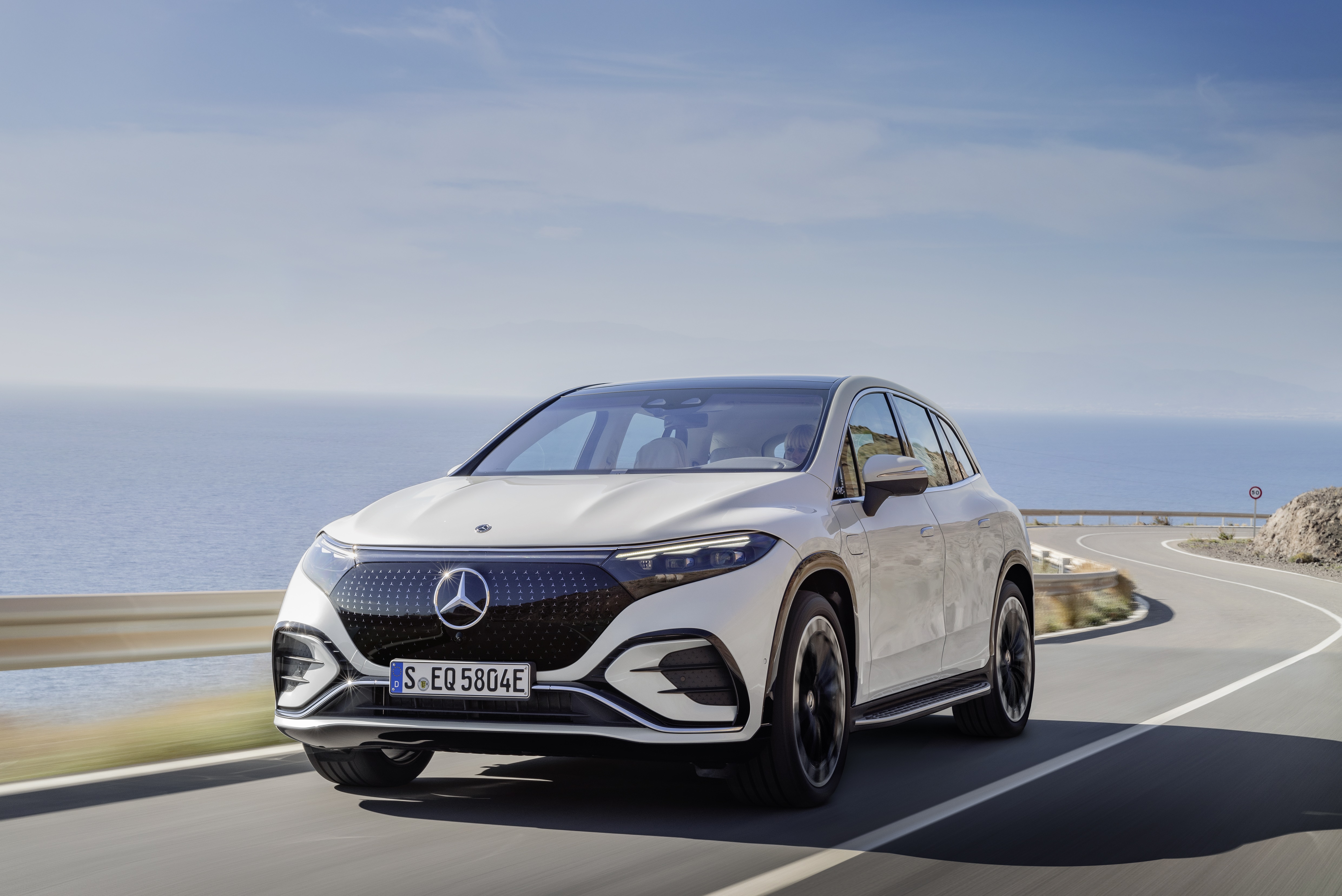 Mercedes-Benz EQS 450+ HD Wallpaper