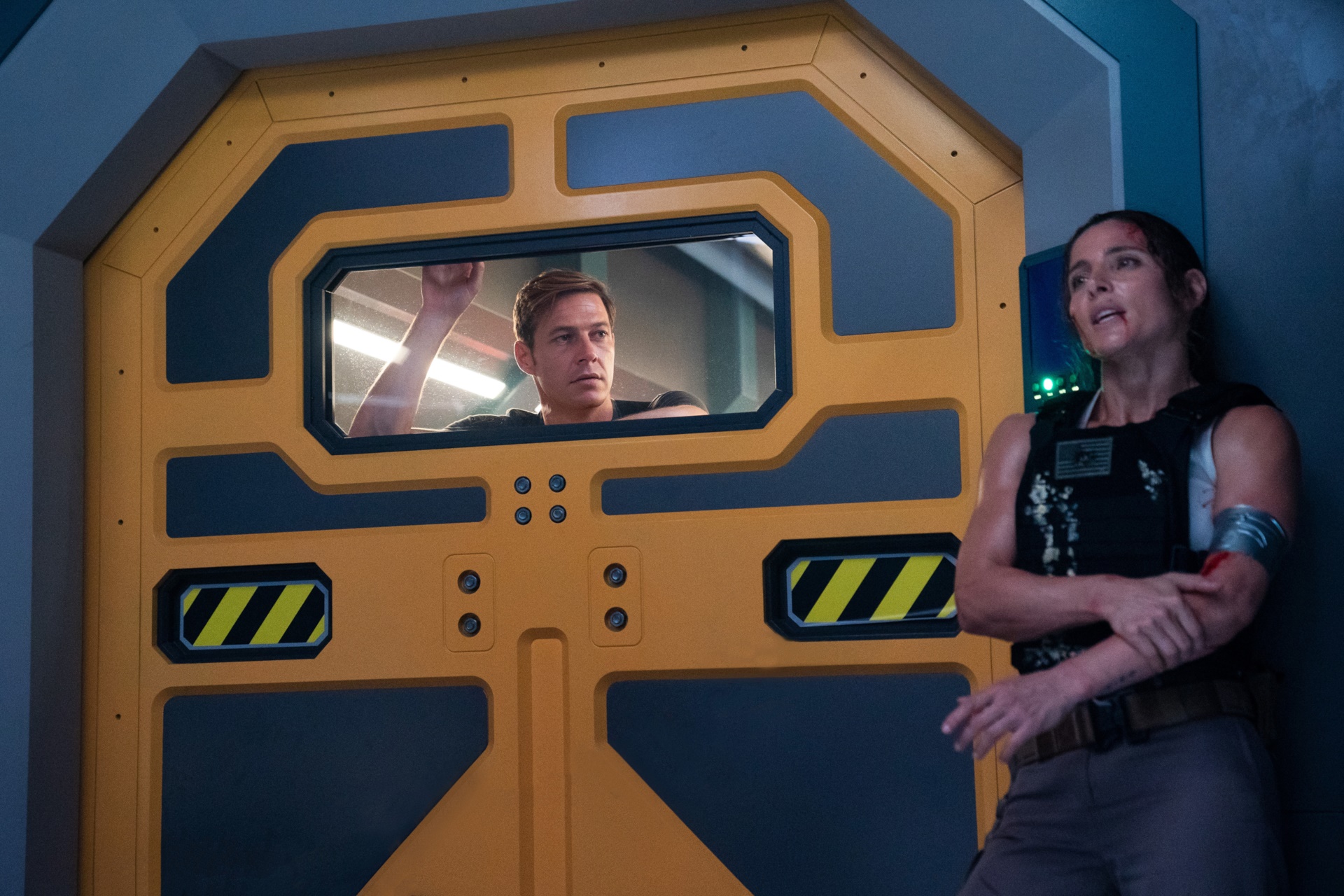 Luke Bracey and Elsa Pataky in Interceptor HD Wallpaper