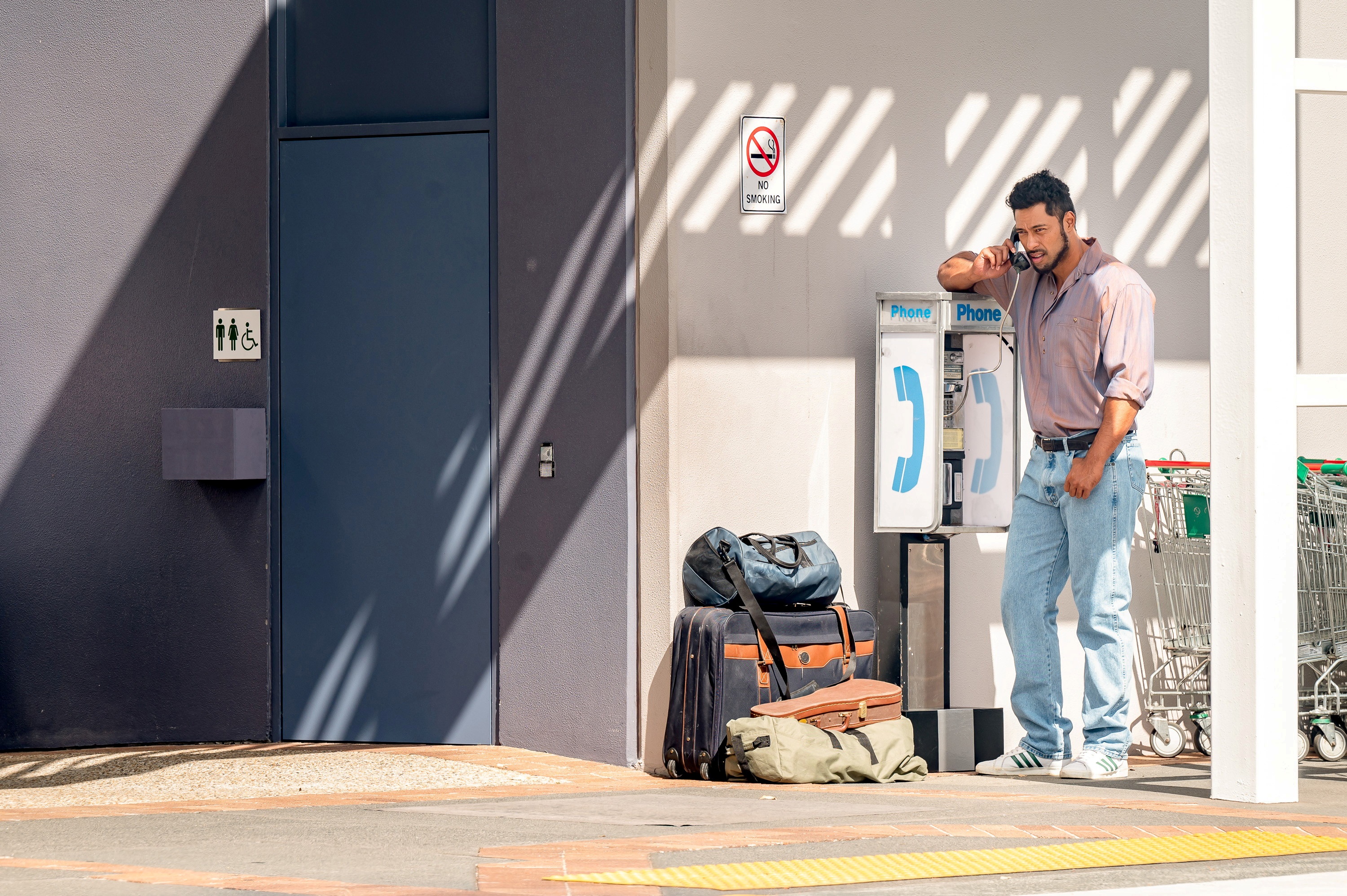 Uli Latukefu on the phone with luggage HD Wallpaper