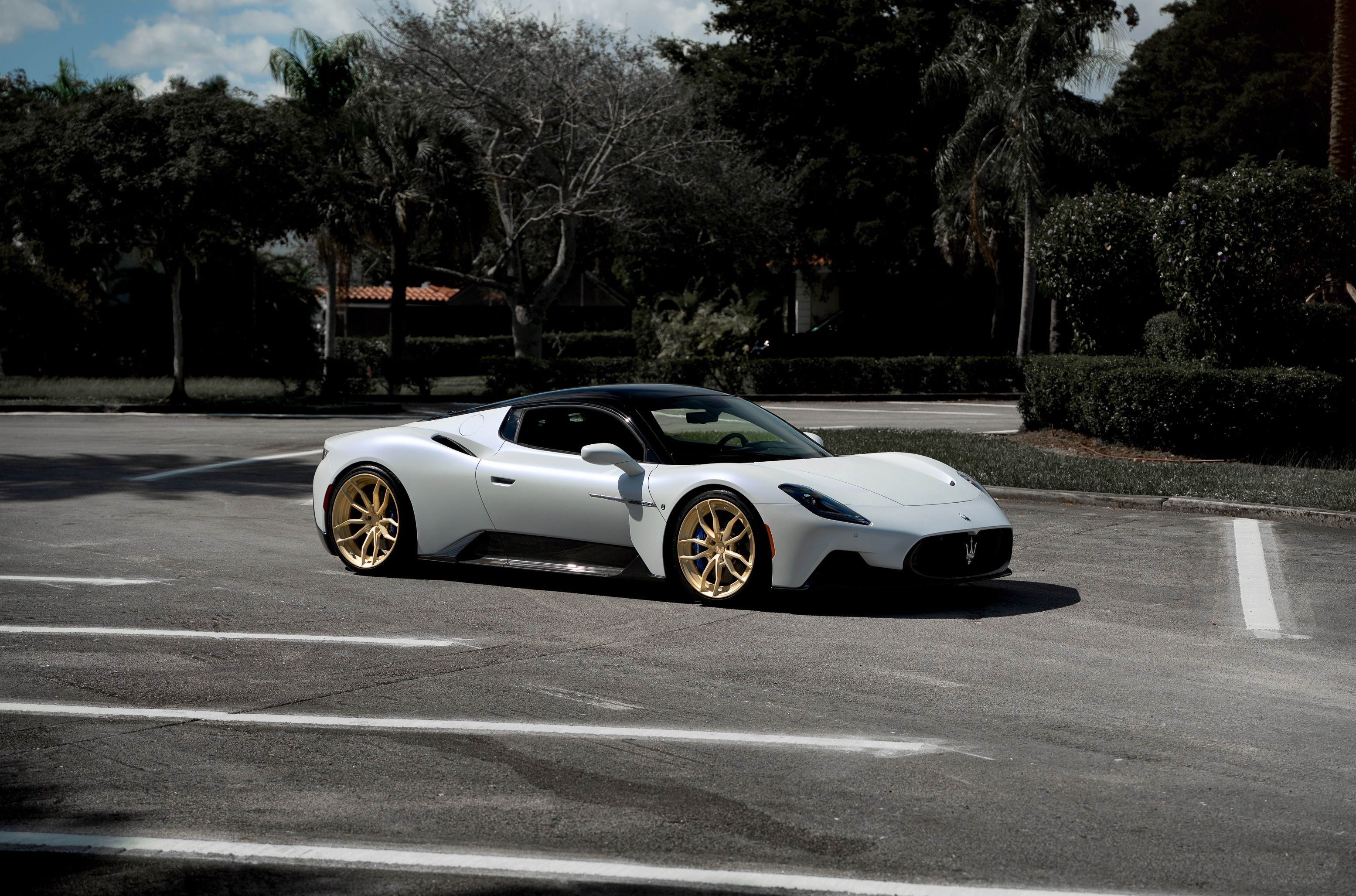 White Maserati MC20 with gold wheels HD Wallpaper