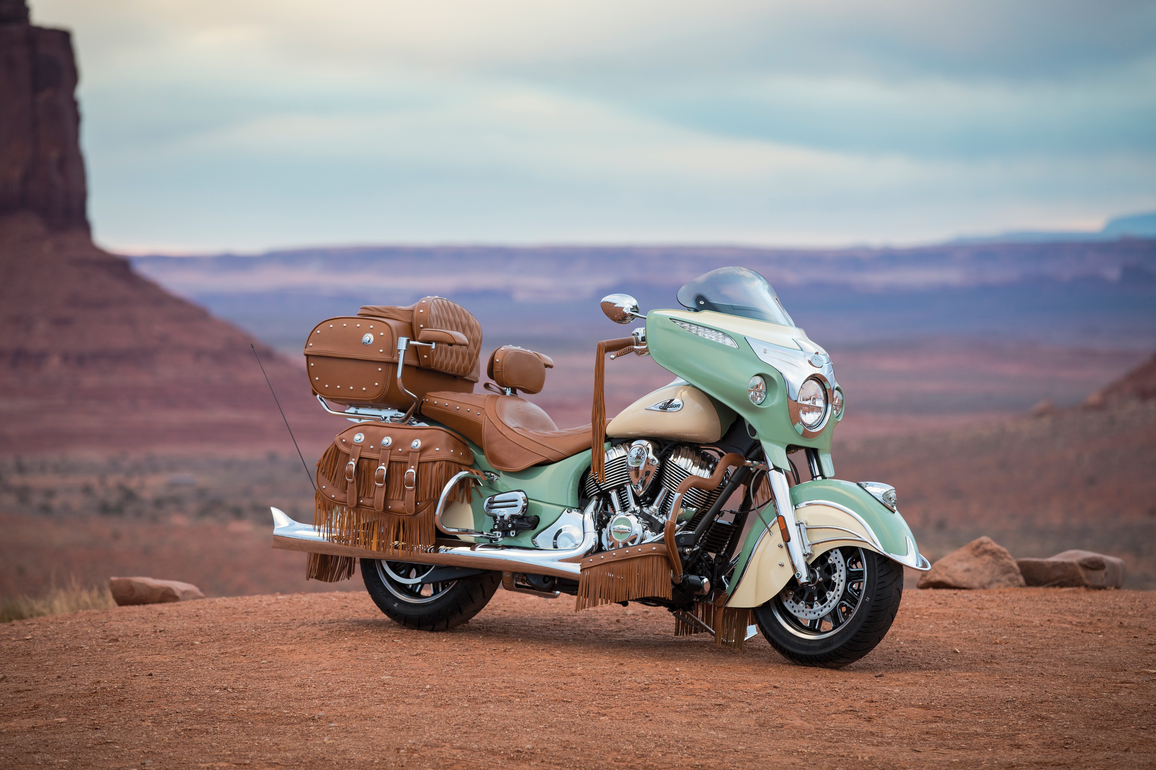Indian motorcycle with leather bags in Monument Valley HD Wallpaper