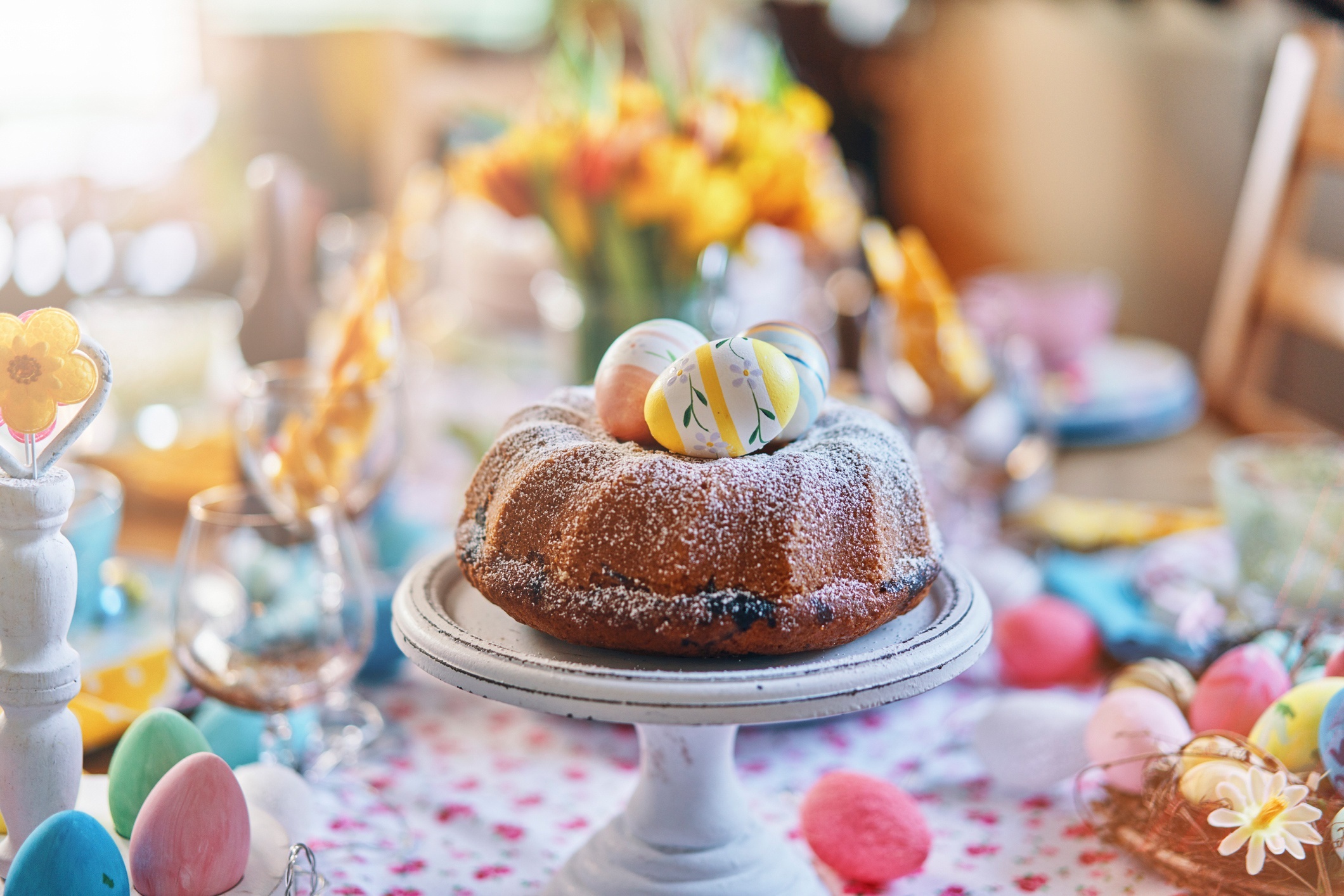 Easter cake with decorated eggs on a table HD Wallpaper
