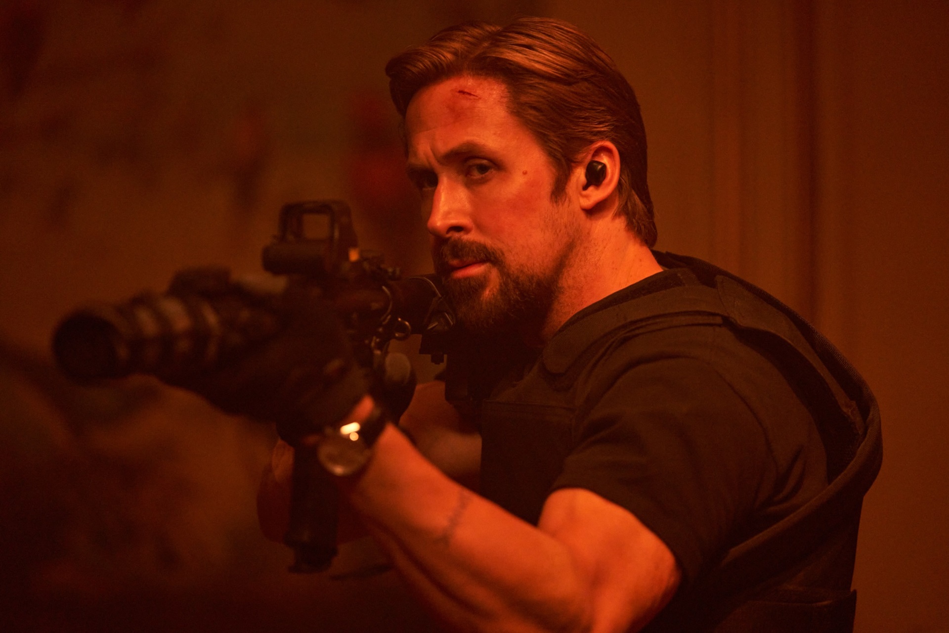 Ryan Gosling in The Gray Man HD Wallpaper