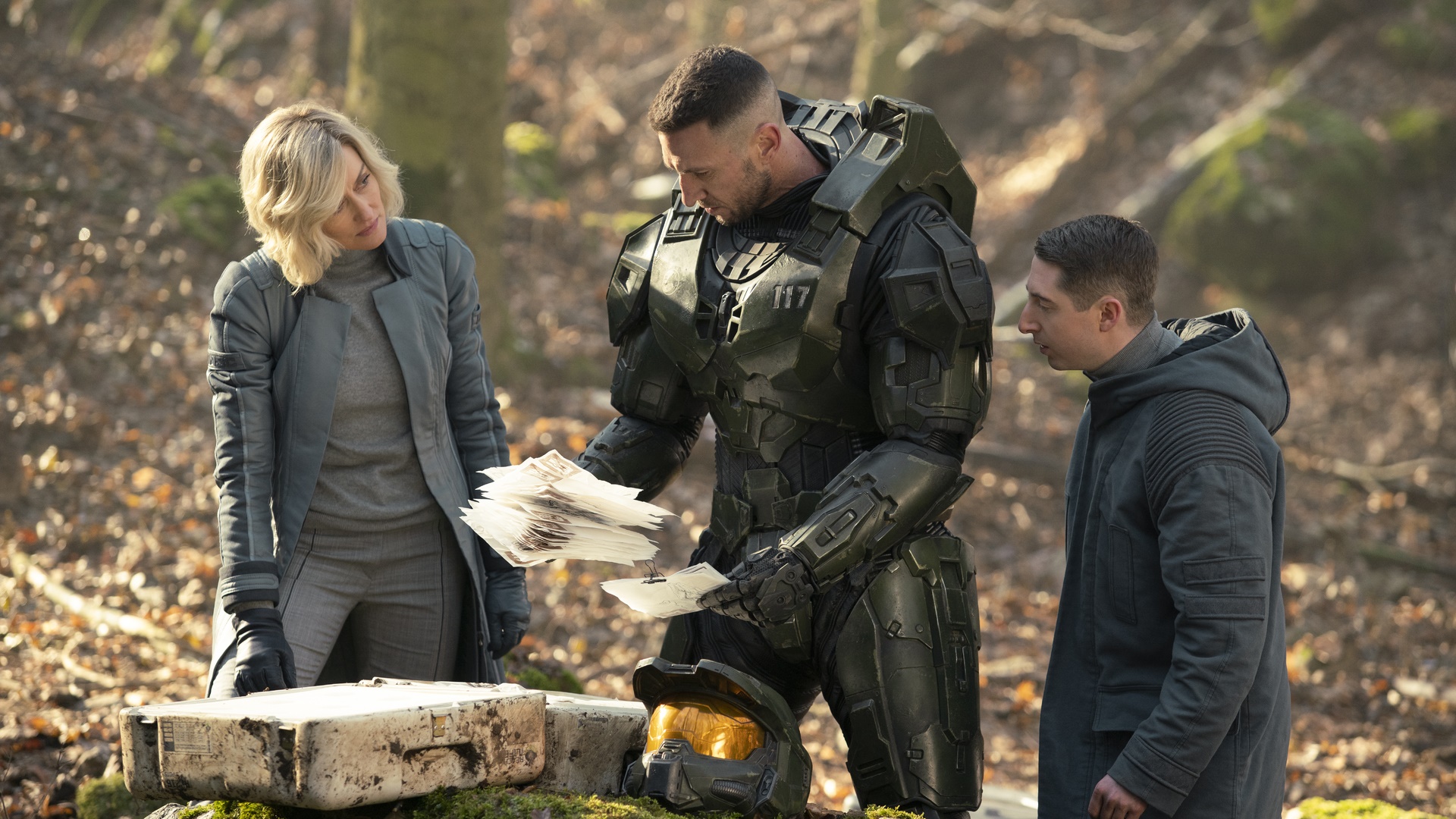Master Chief and two people in a forest HD Wallpaper