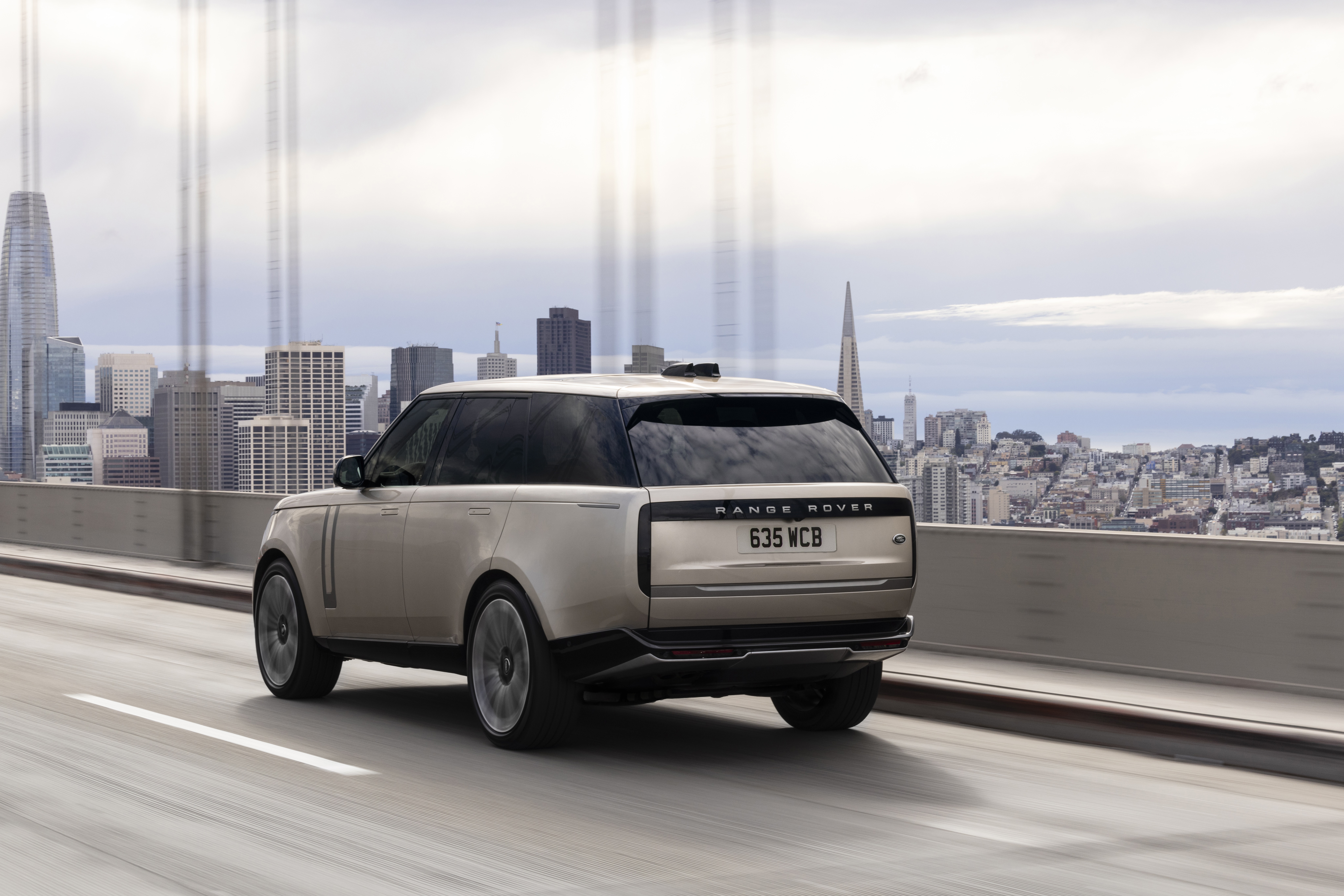 Range Rover HSE D350 on a bridge in San Francisco HD Wallpaper