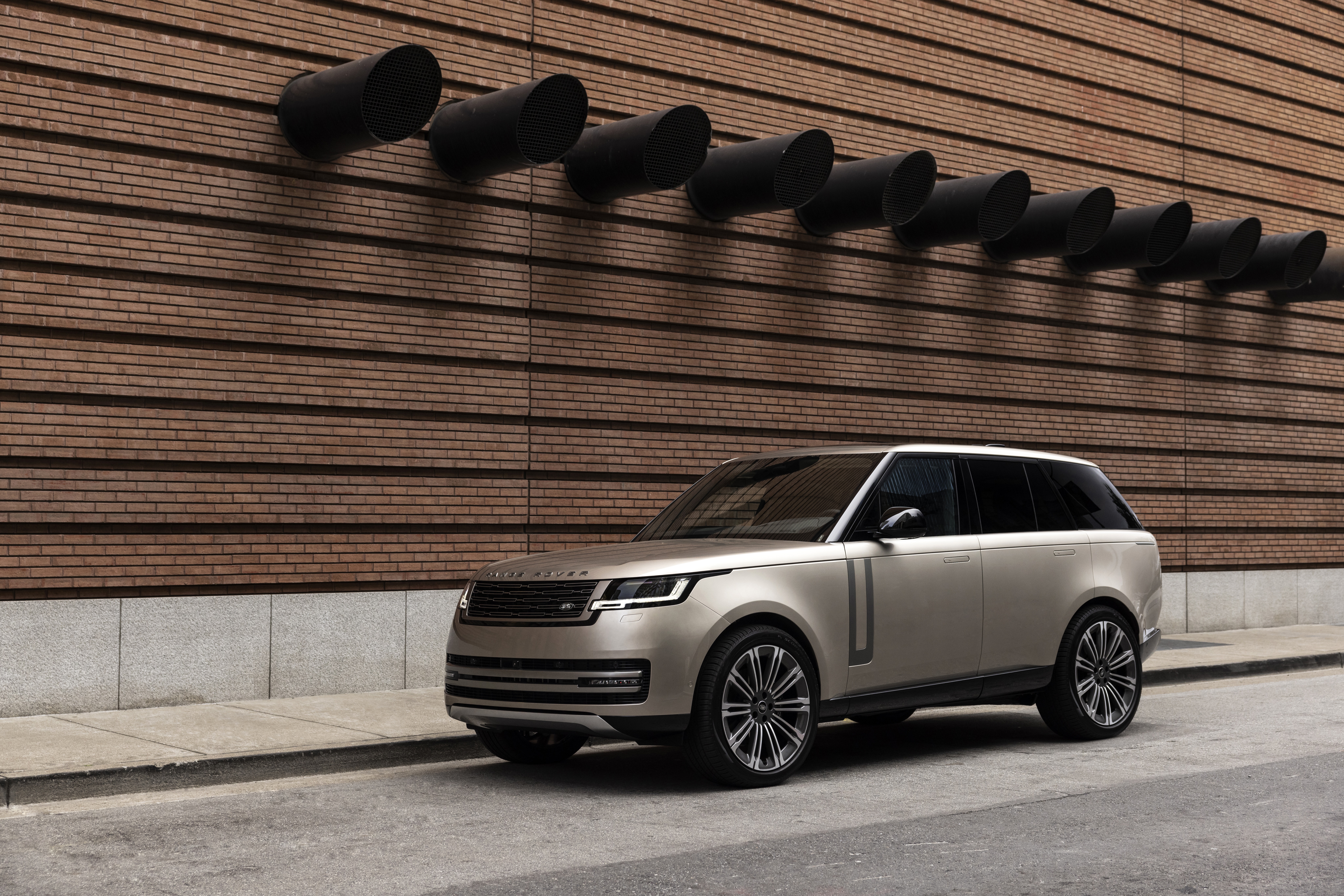 Range Rover HSE D350 parked on a city street HD Wallpaper