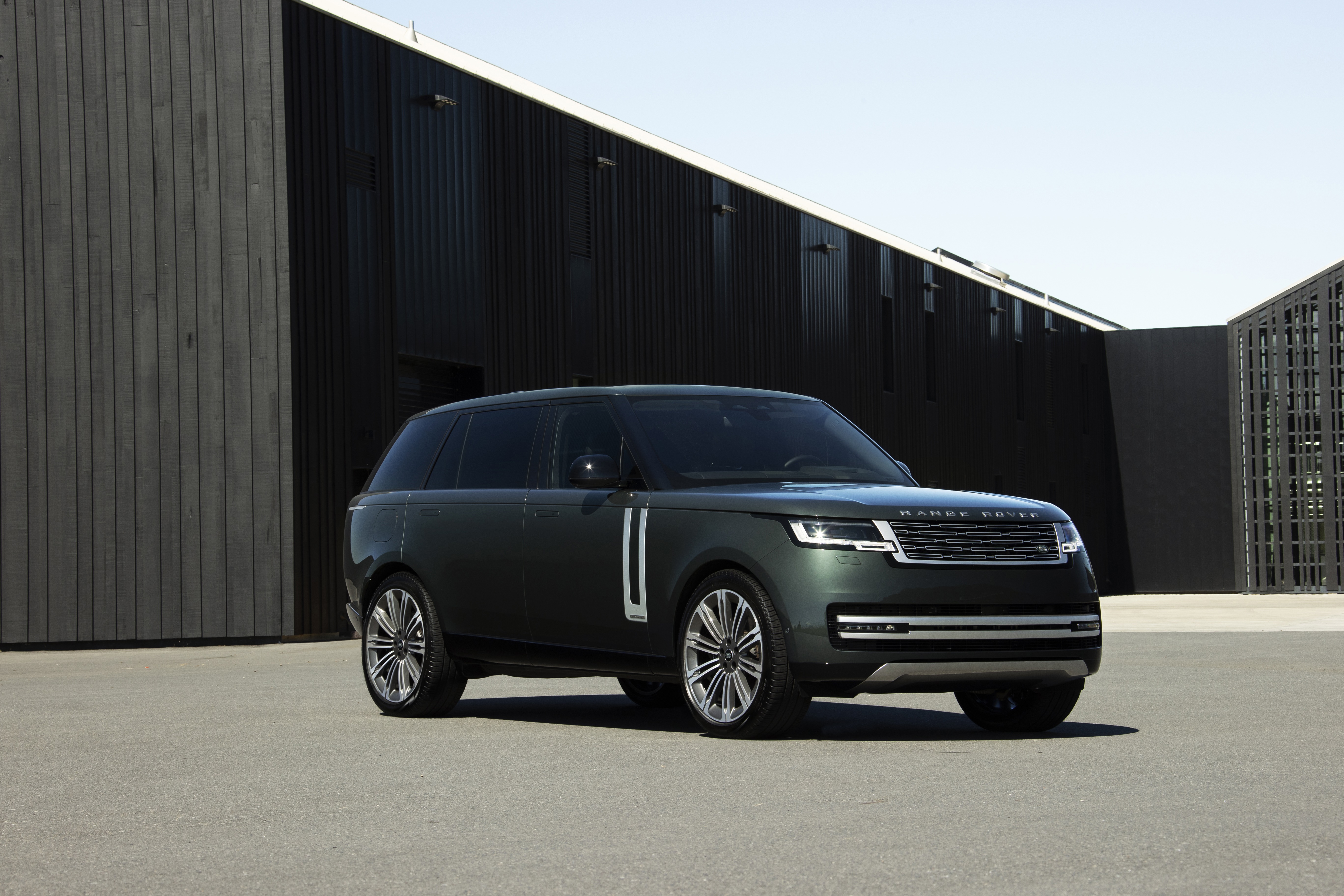 Range Rover P400 LWB HD Wallpaper