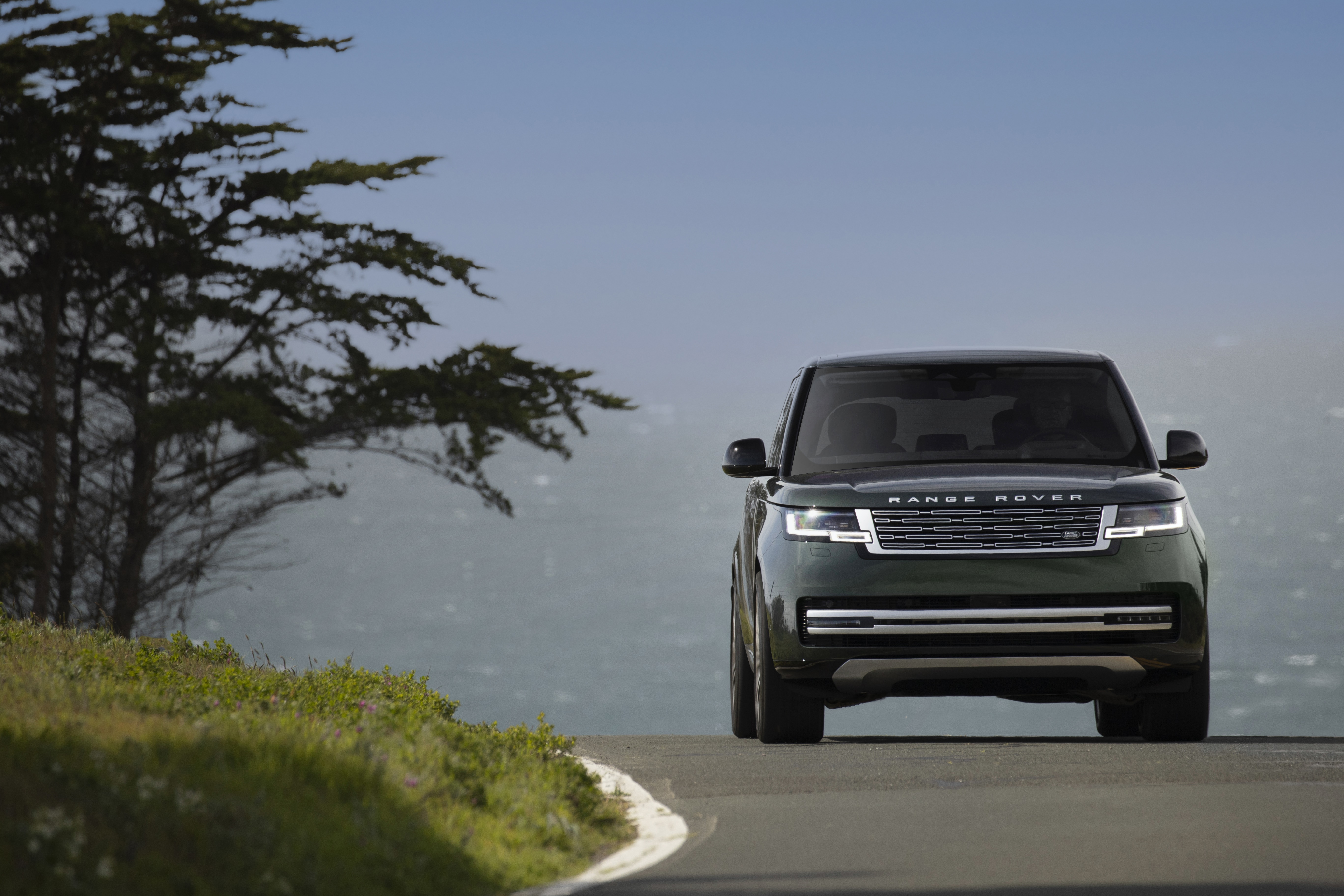 Range Rover P400 LWB HD Wallpaper
