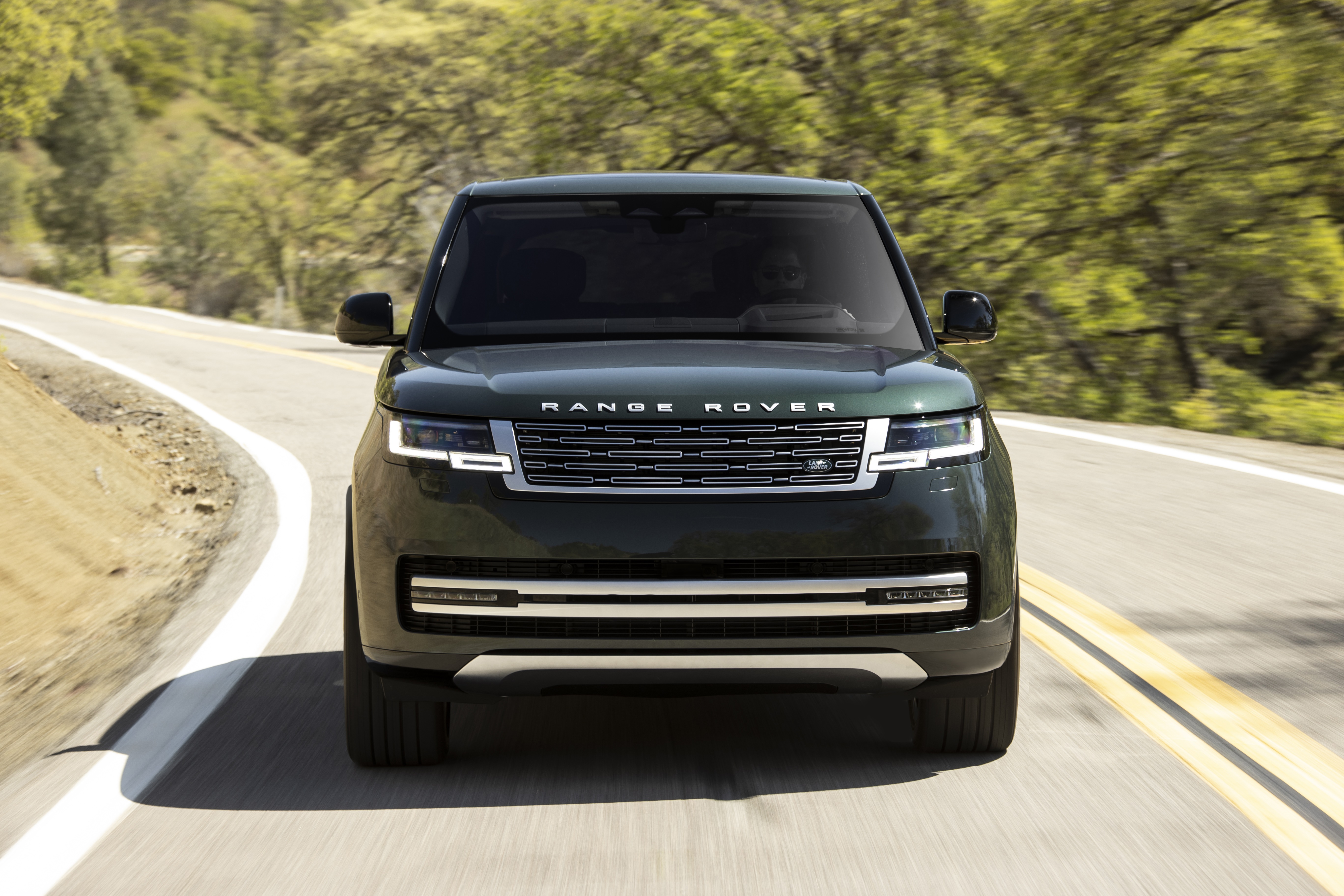 Range Rover P400 LWB HD Wallpaper
