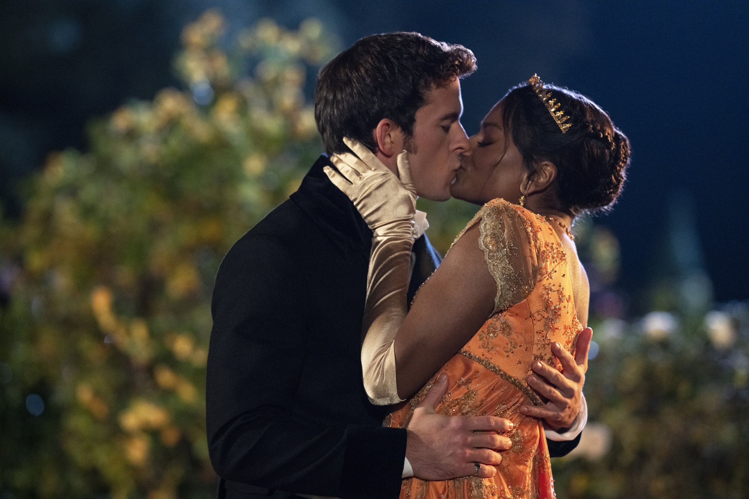 Couple kissing in Bridgerton HD Wallpaper