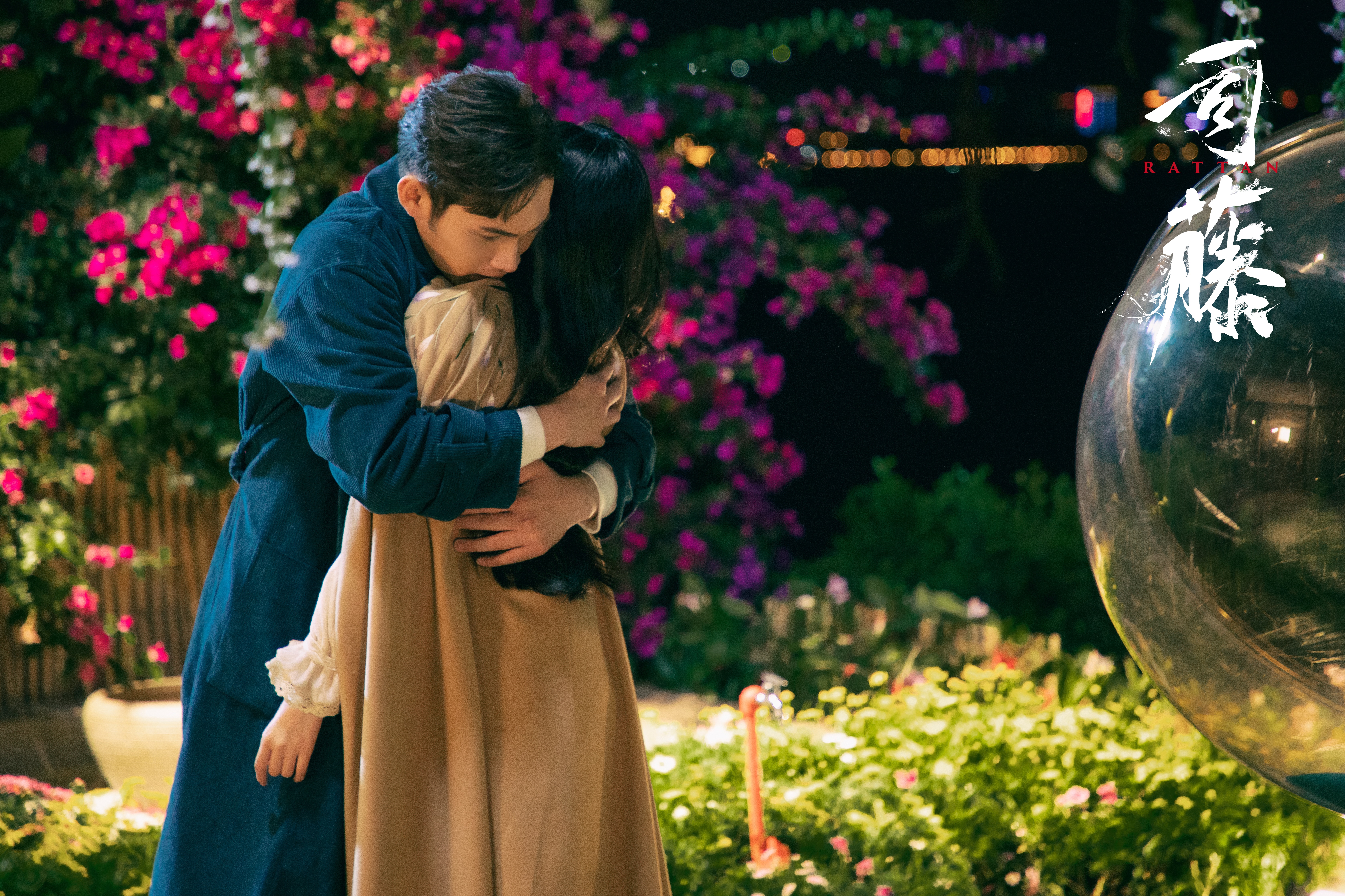 Si Teng and Qin Fang hugging HD Wallpaper
