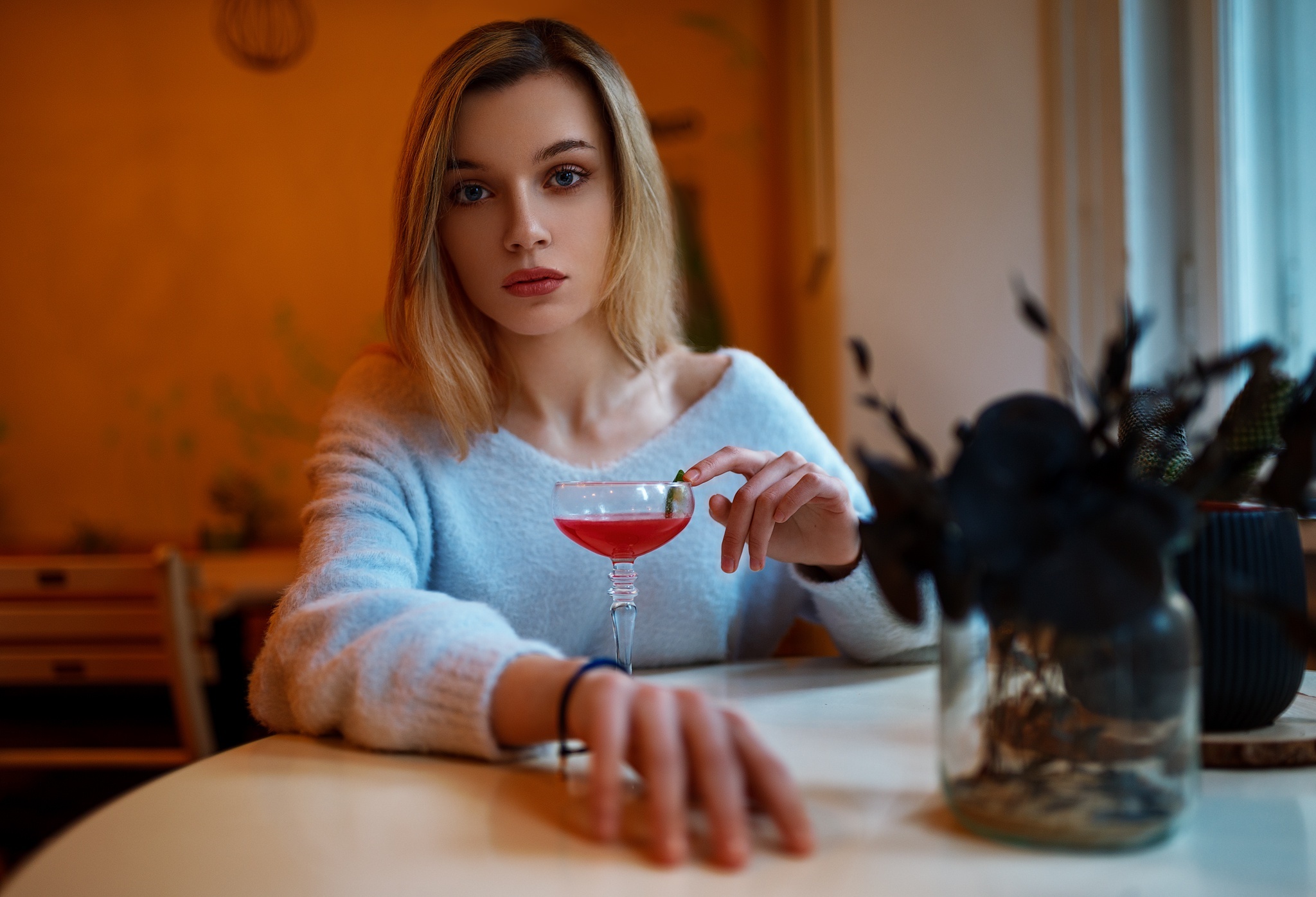 Woman with a cocktail in a dimly lit bar HD Wallpaper