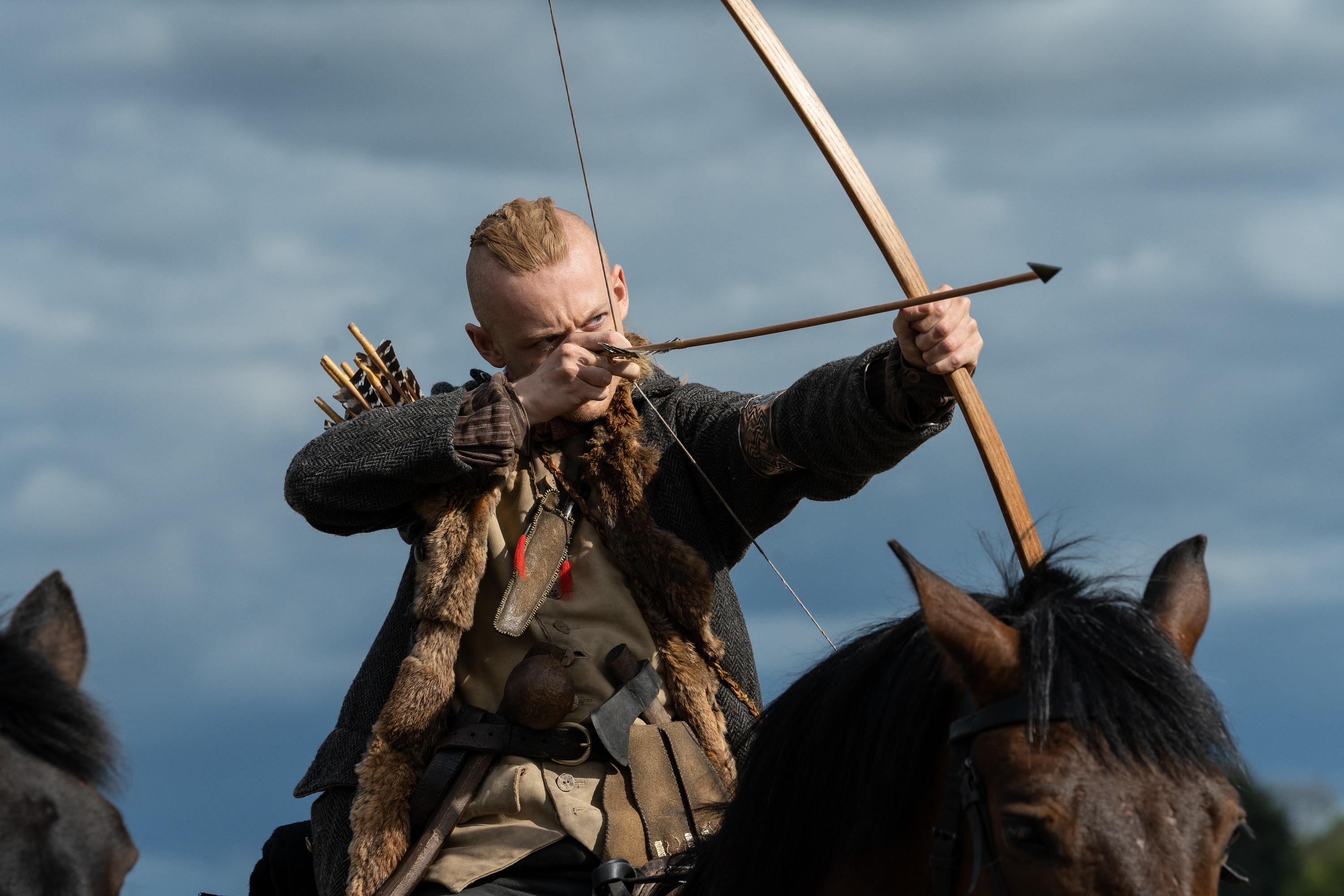 Man from Outlander aiming a bow and arrow on horseback HD Wallpaper