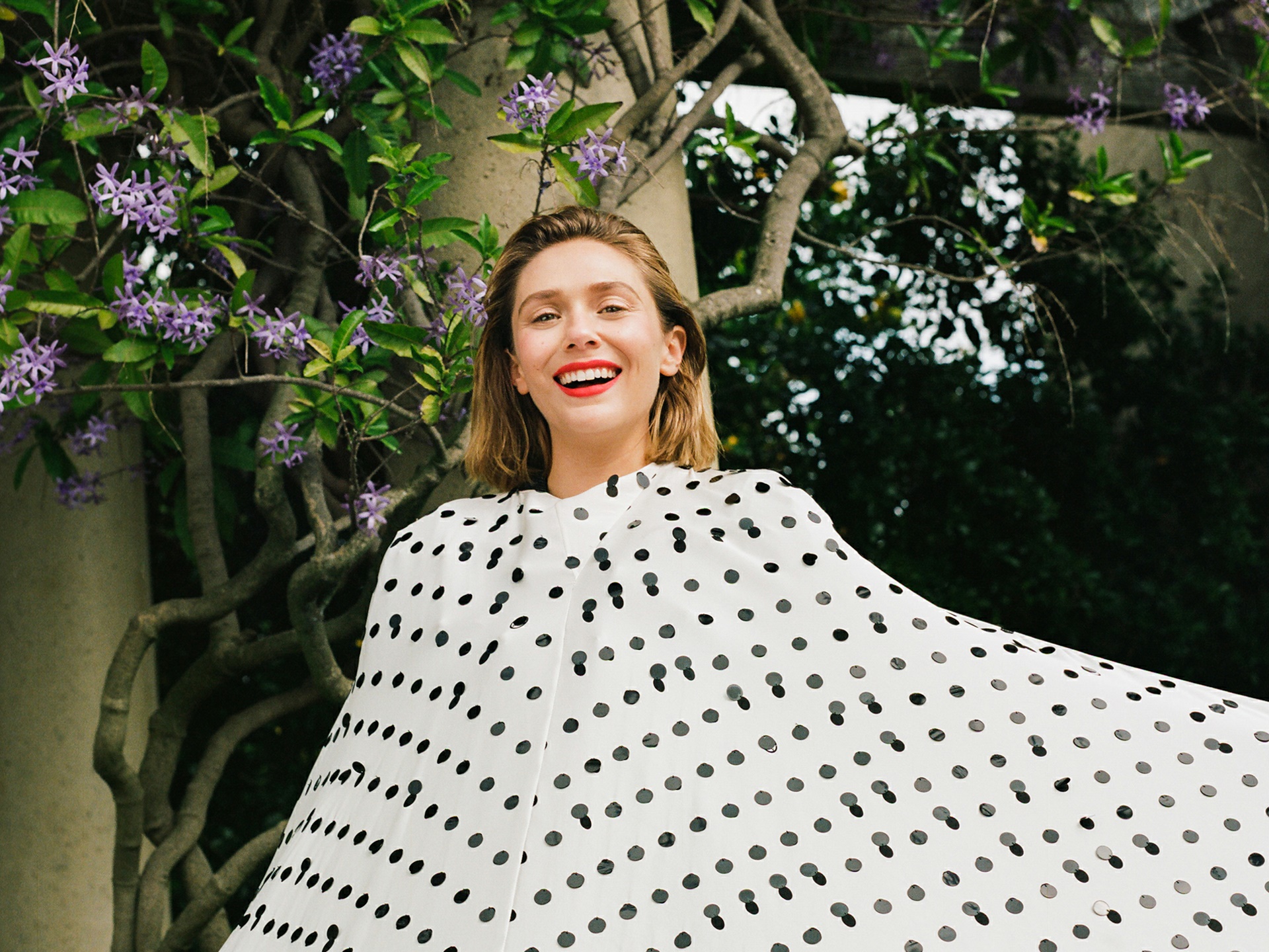 Elizabeth Olsen in polka dot dress HD Wallpaper