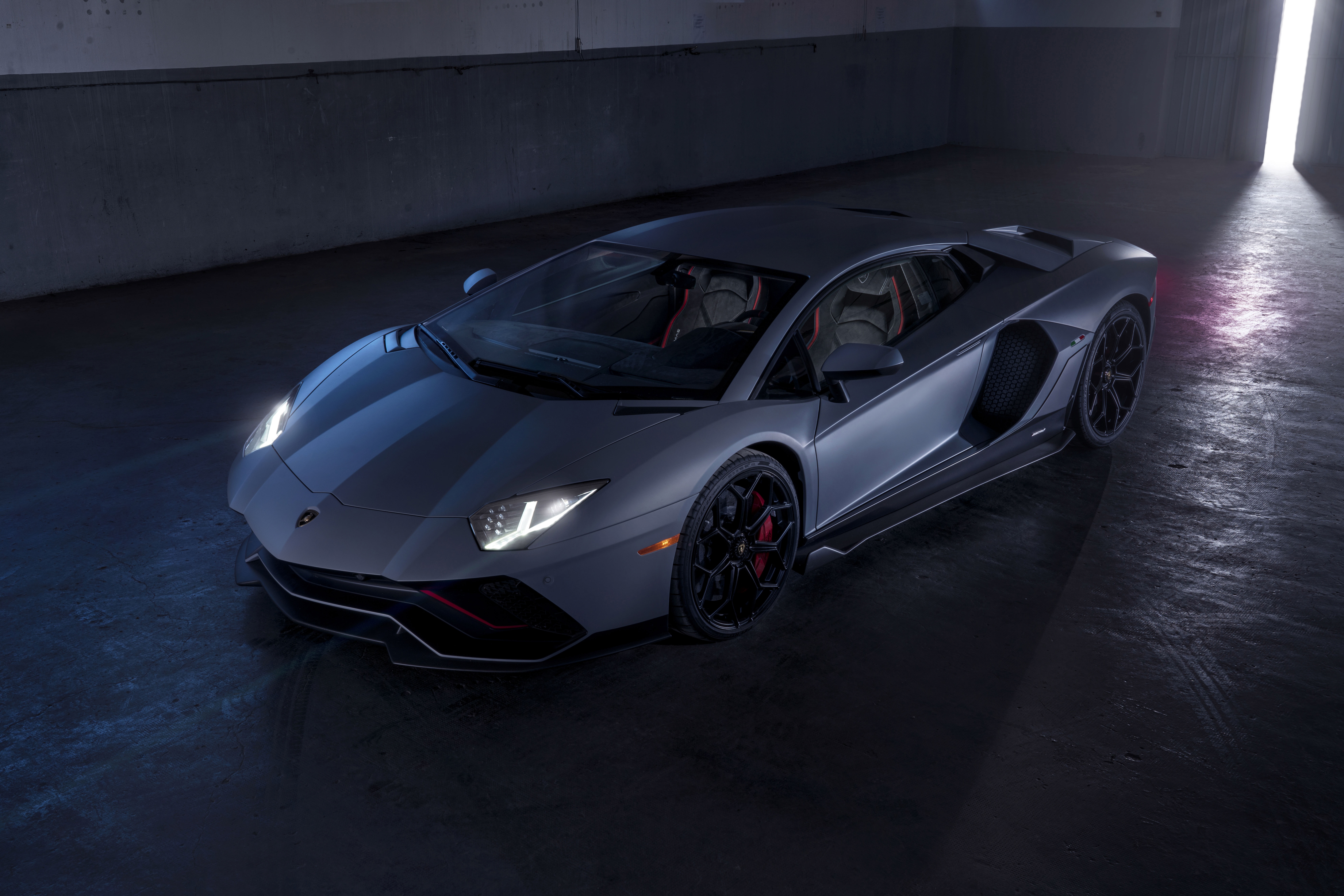 Lamborghini Aventador LP 780-4 Ultimae in a dark garage HD Wallpaper