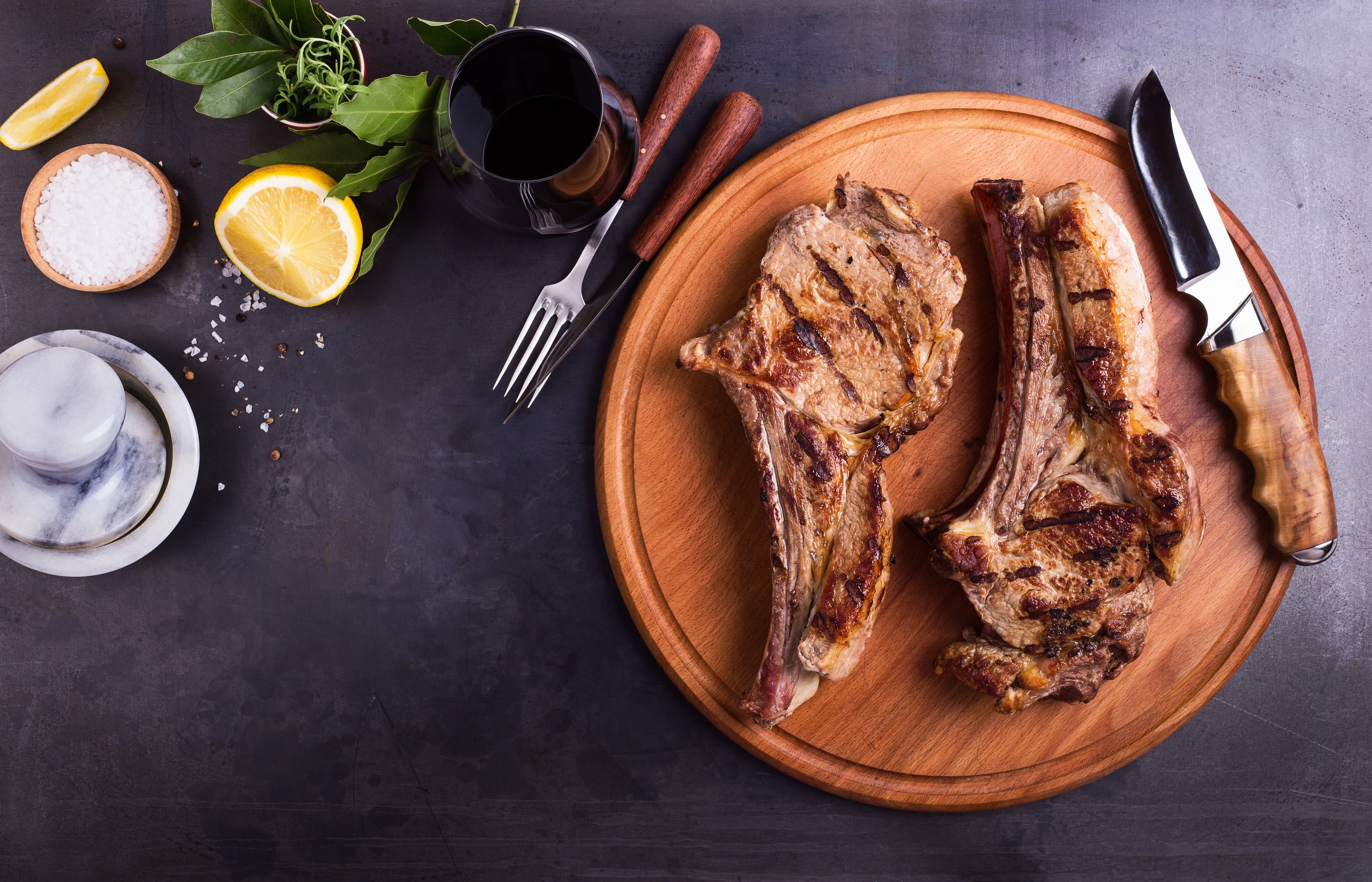 Grilled meat with lemon and wine HD Wallpaper