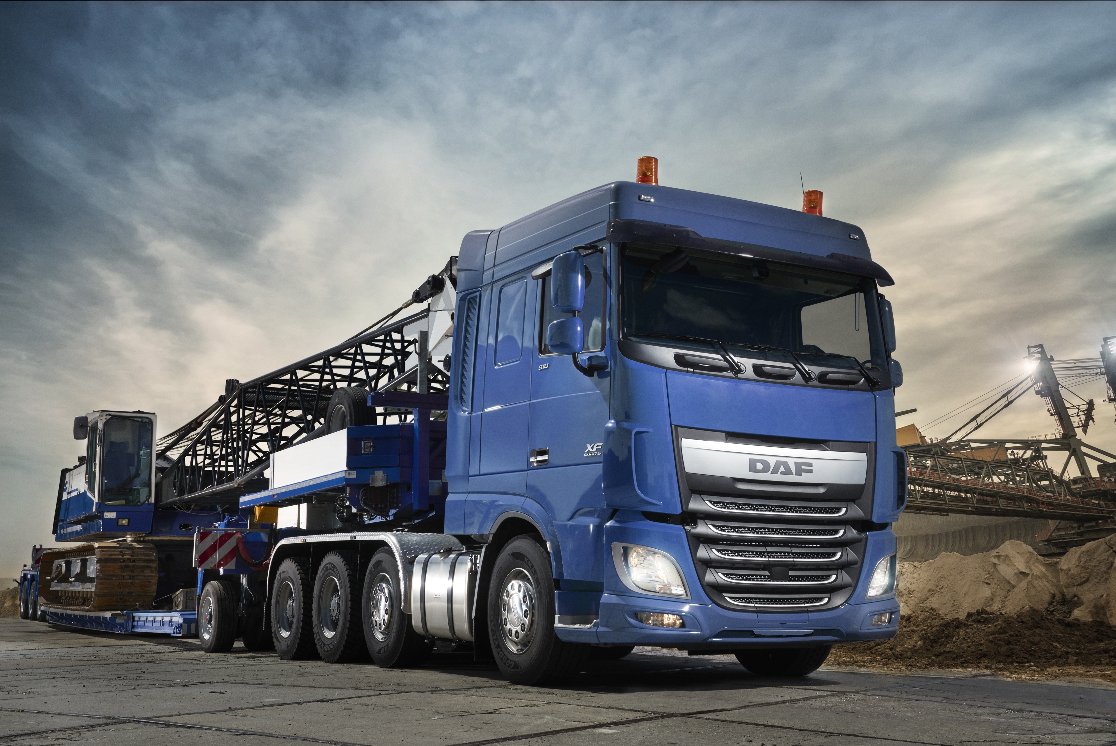 Blue DAF XF 510 FTM truck carrying a crane HD Wallpaper