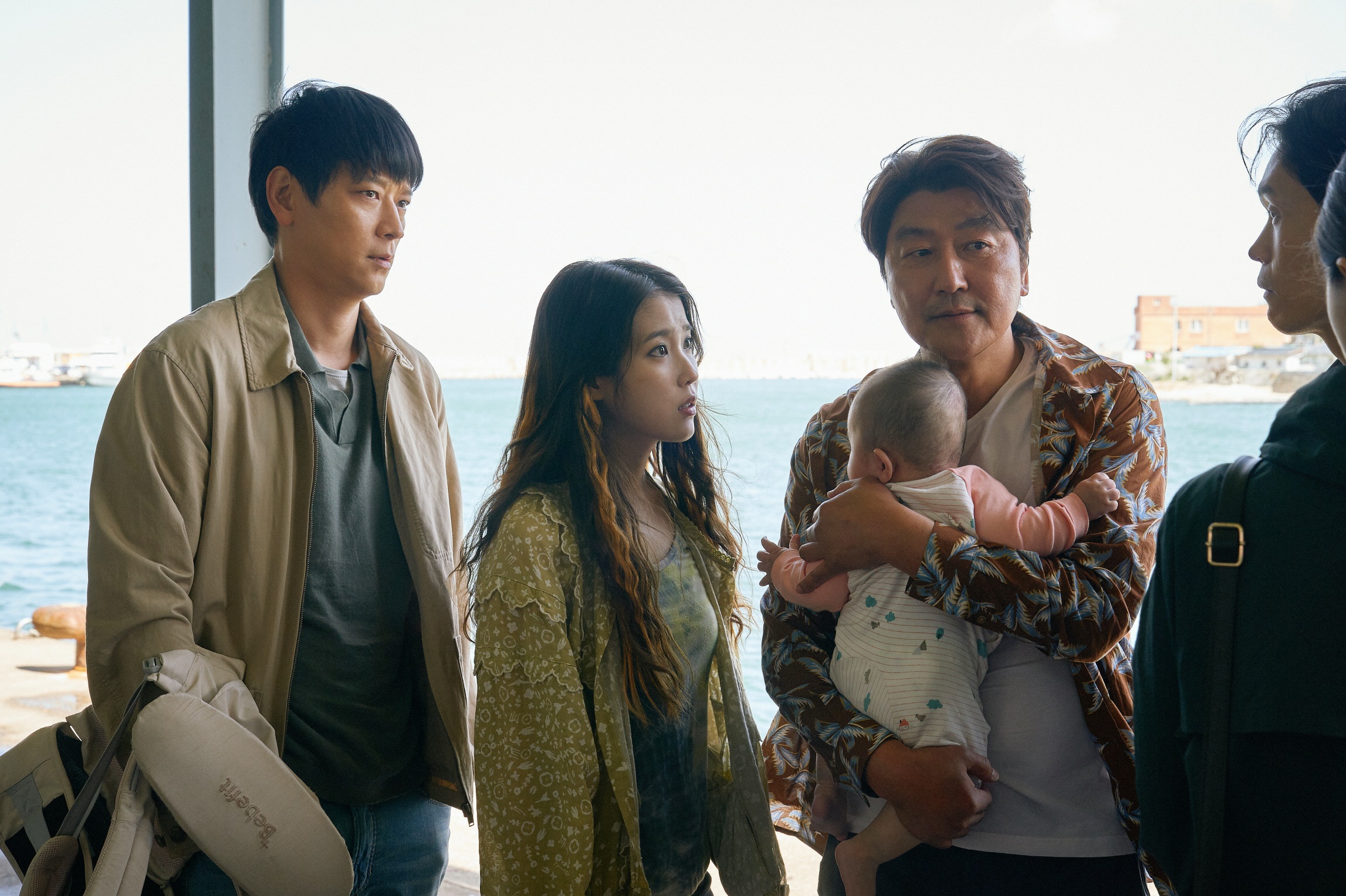 People with a baby by the water HD Wallpaper