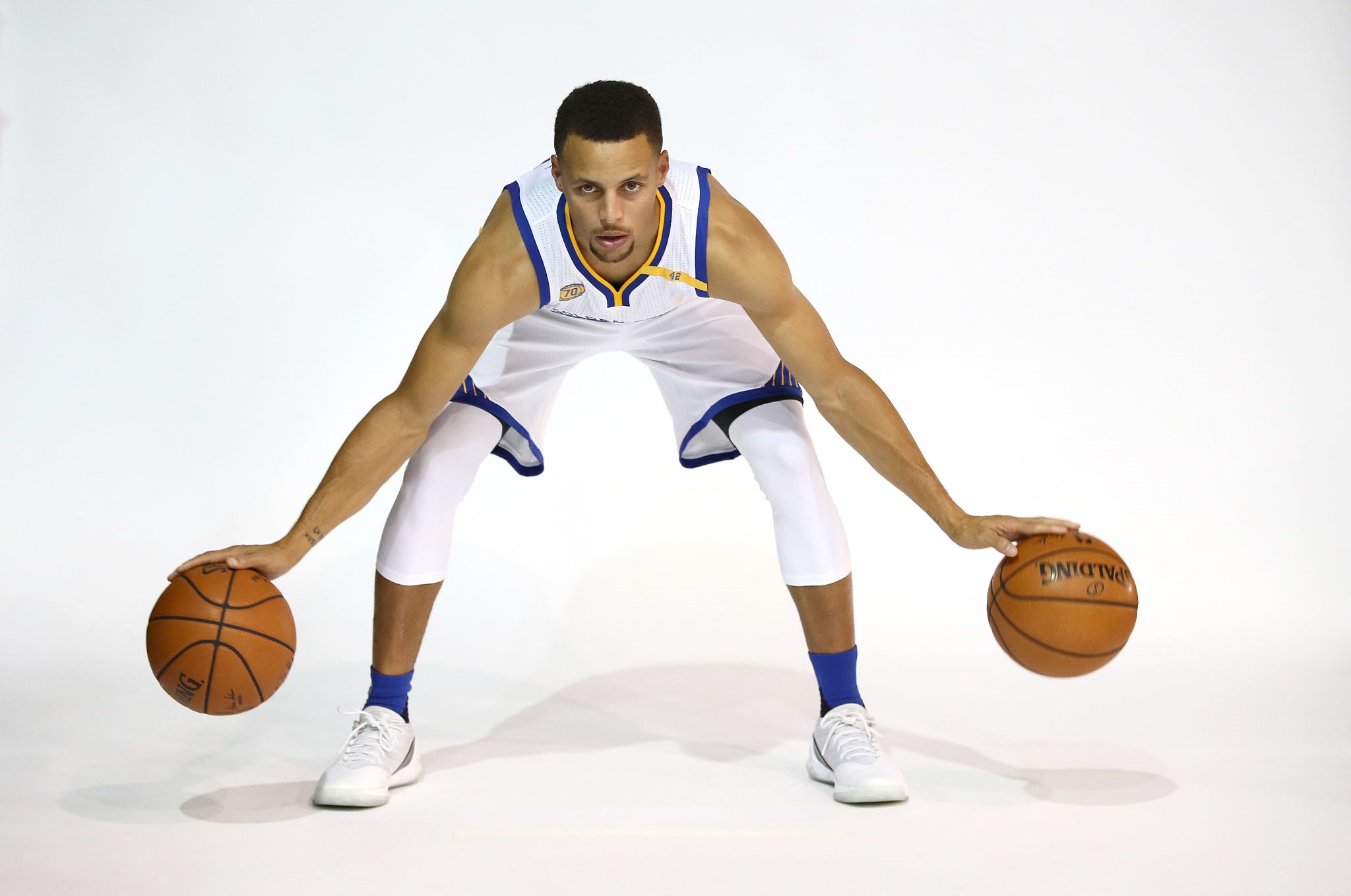 Stephen Curry dribbling two basketballs HD Wallpaper