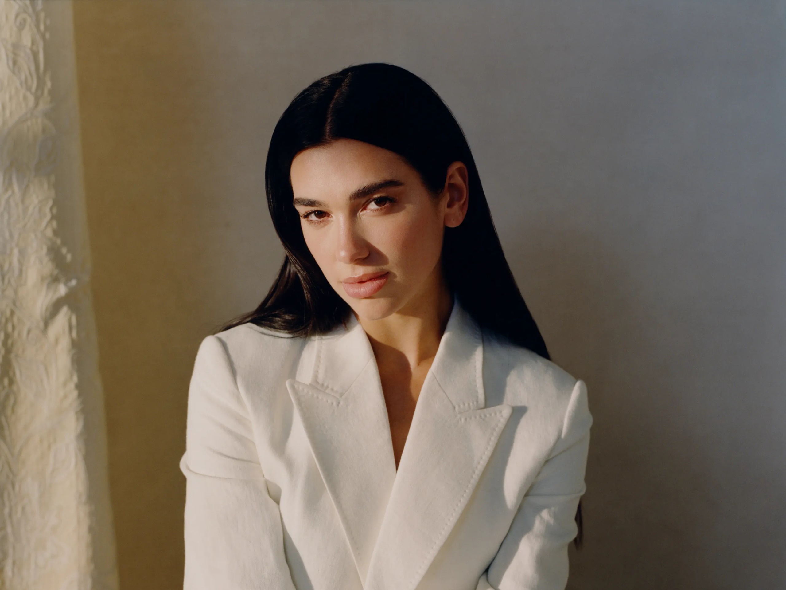 Dua Lipa HD Wallpaper