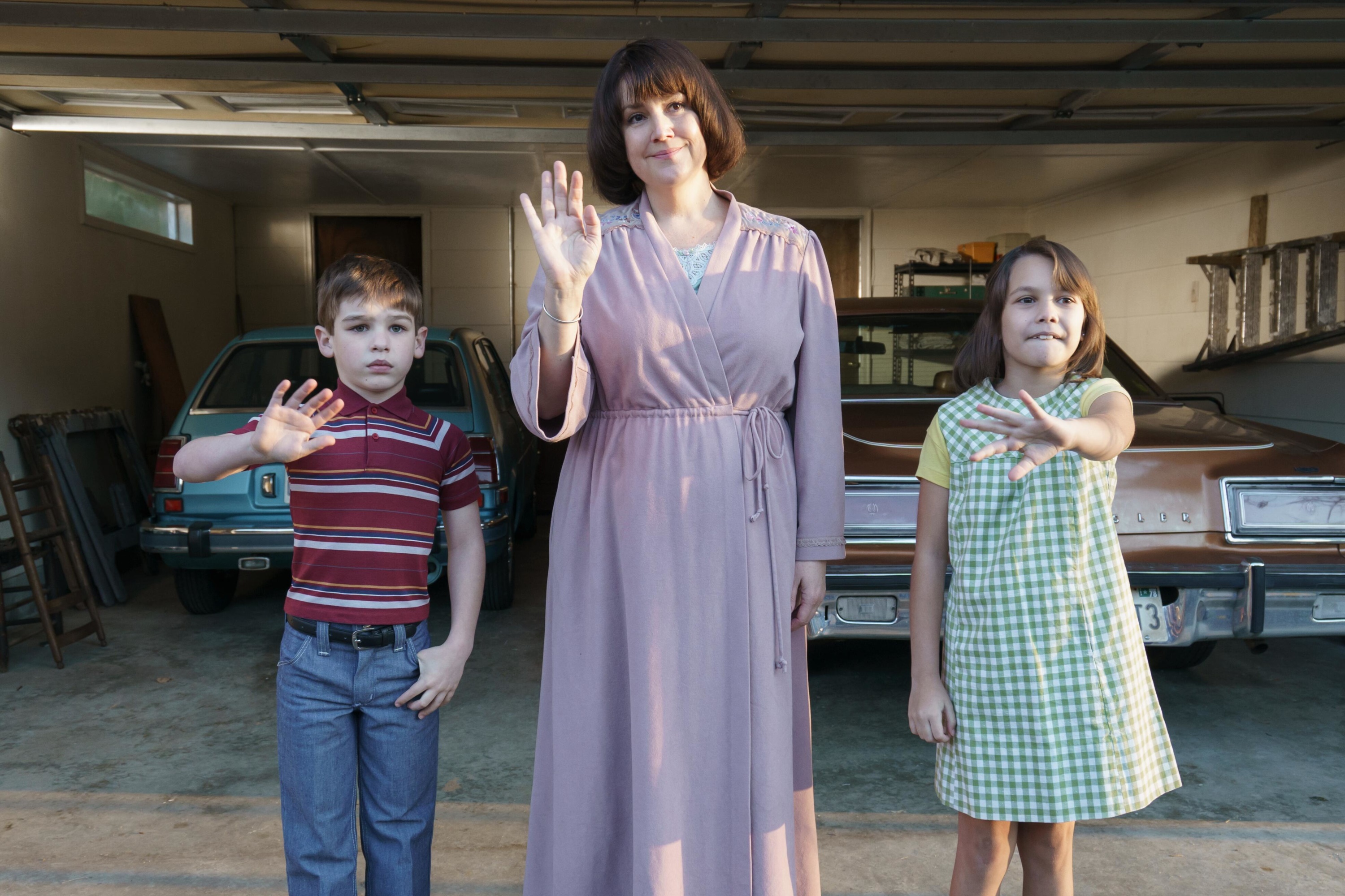 Melanie Lynskey with two children in a garage HD Wallpaper