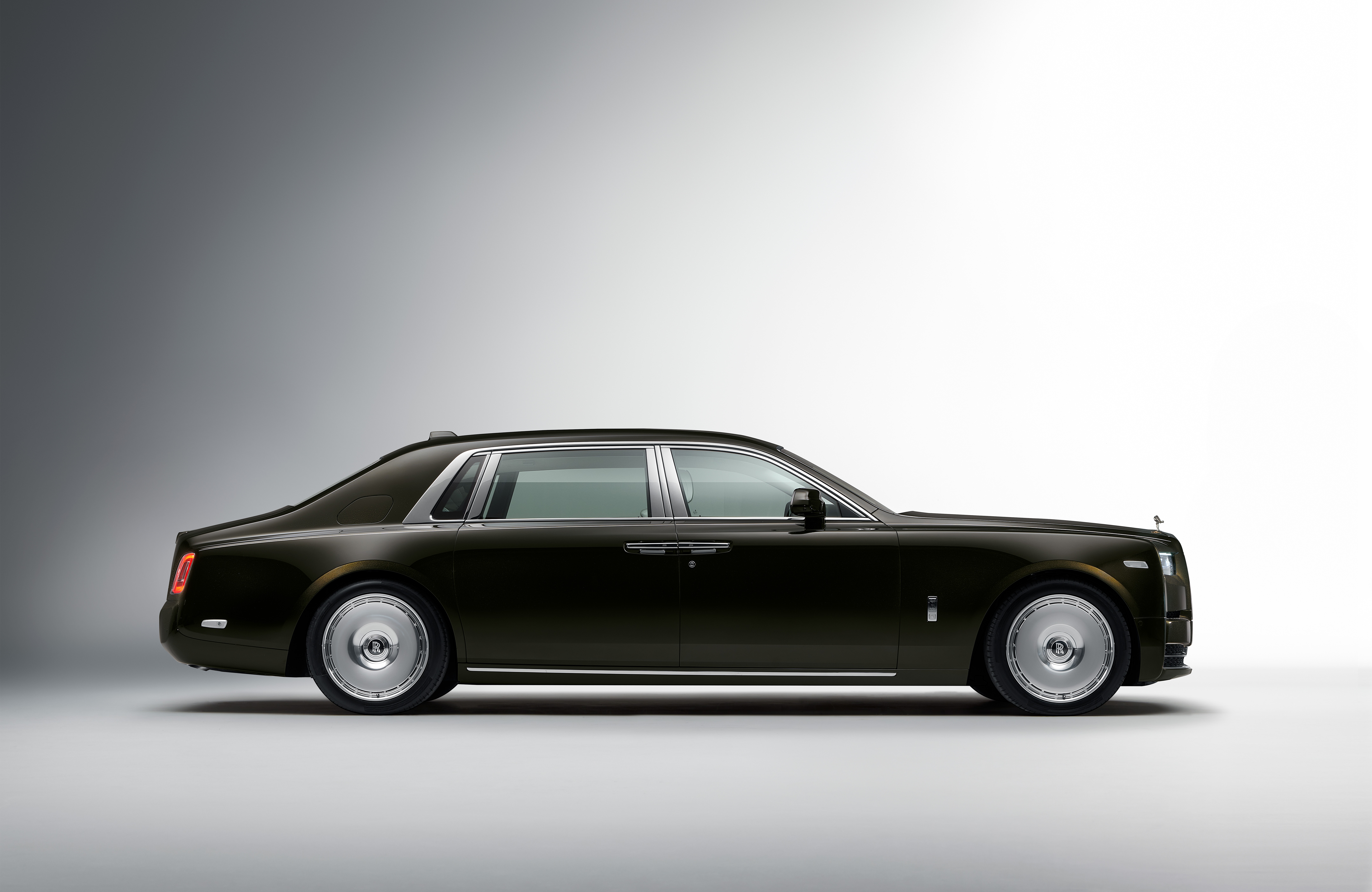 Rolls-Royce Phantom Side View HD Wallpaper